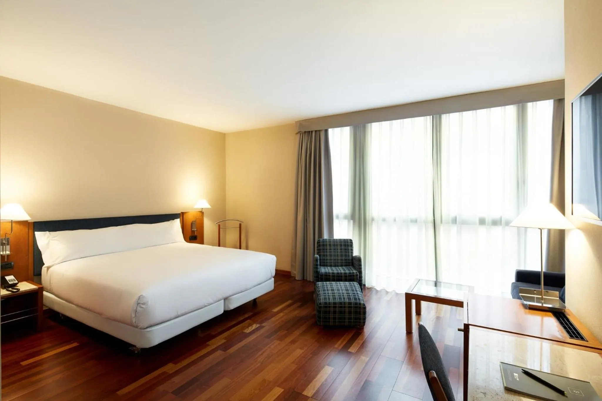 Photo of the whole room, Bed in Sercotel Cornellà Barcelona