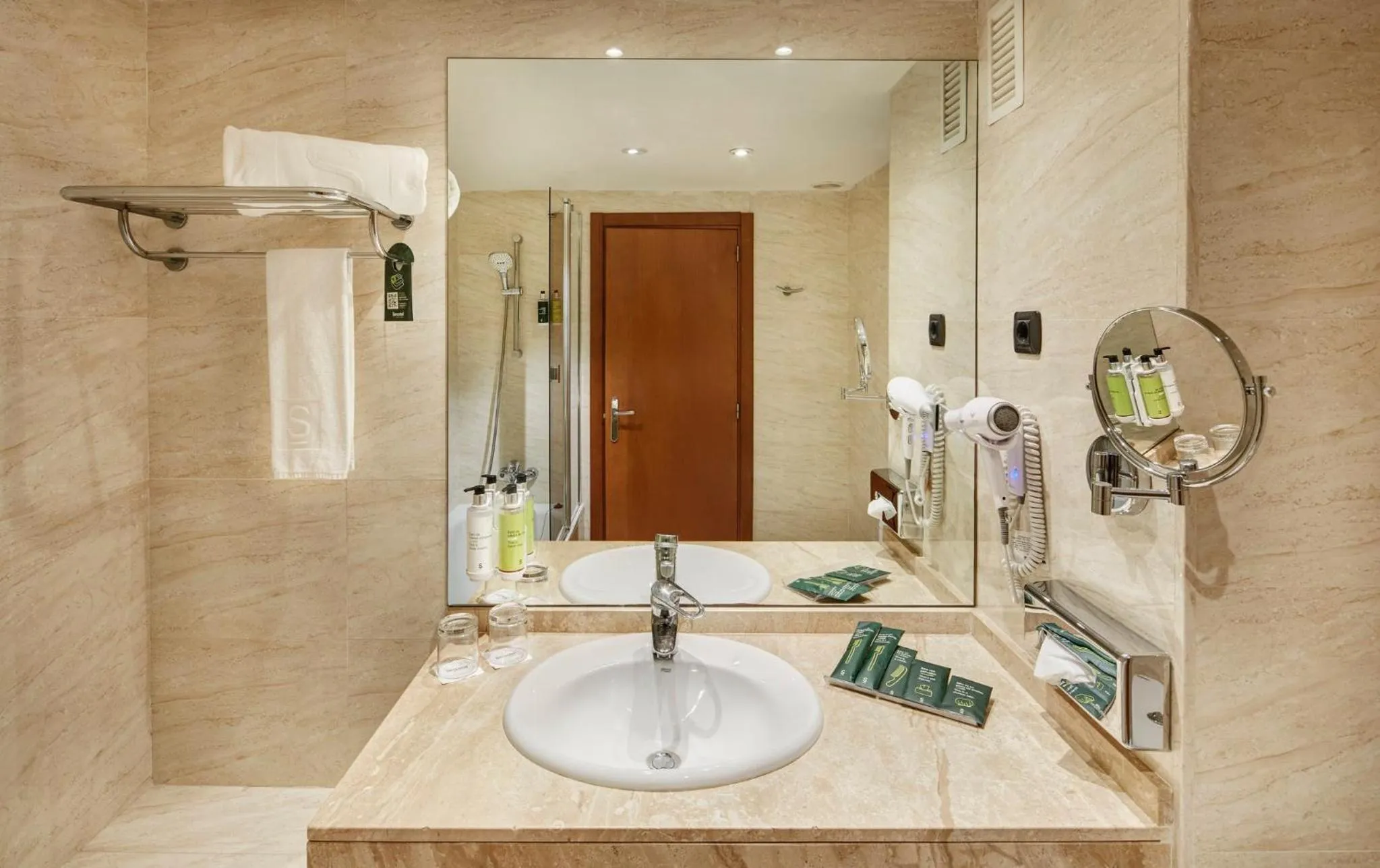 Photo of the whole room in Sercotel Cornellà Barcelona