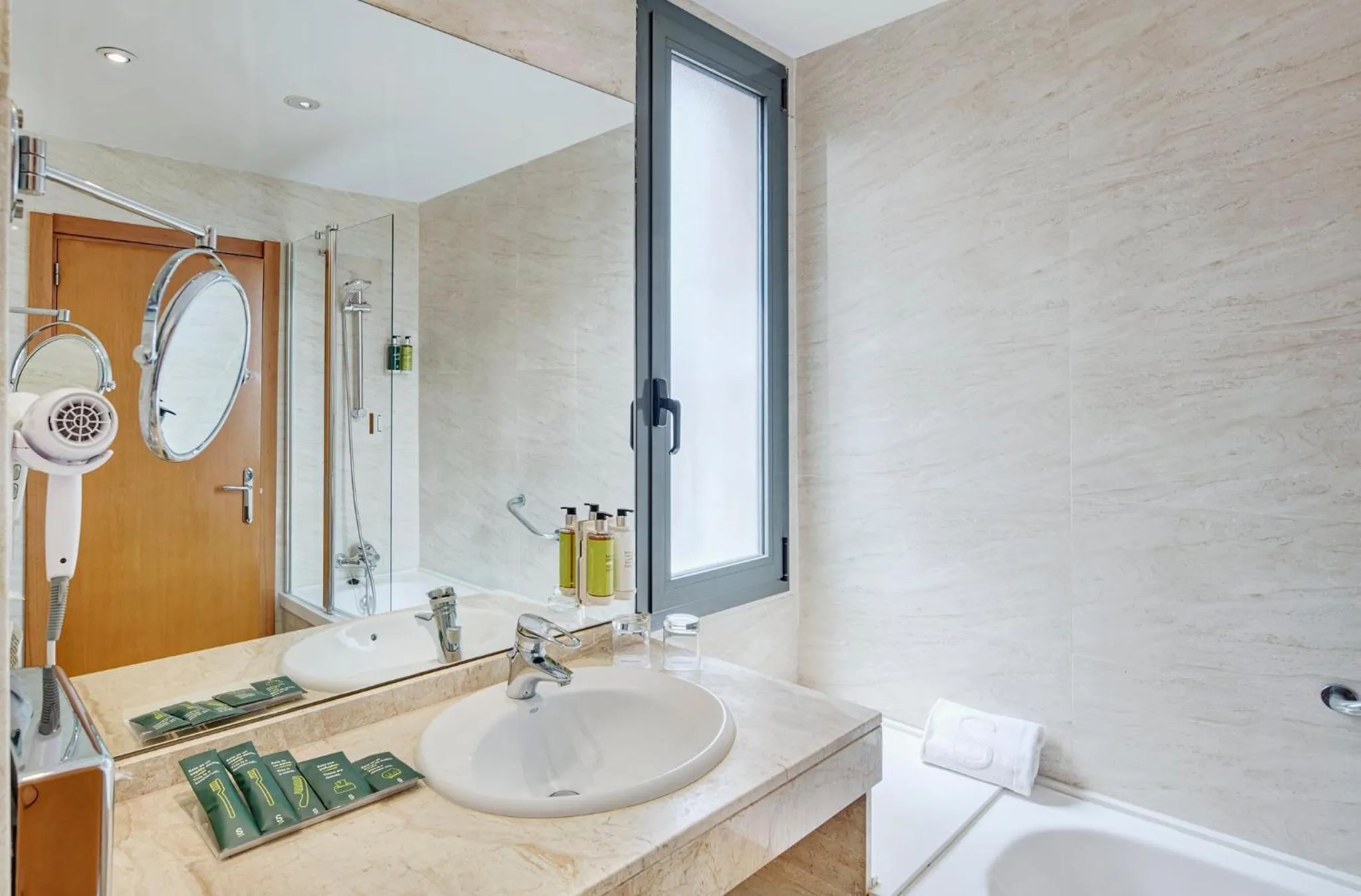 Photo of the whole room in Sercotel Cornellà Barcelona