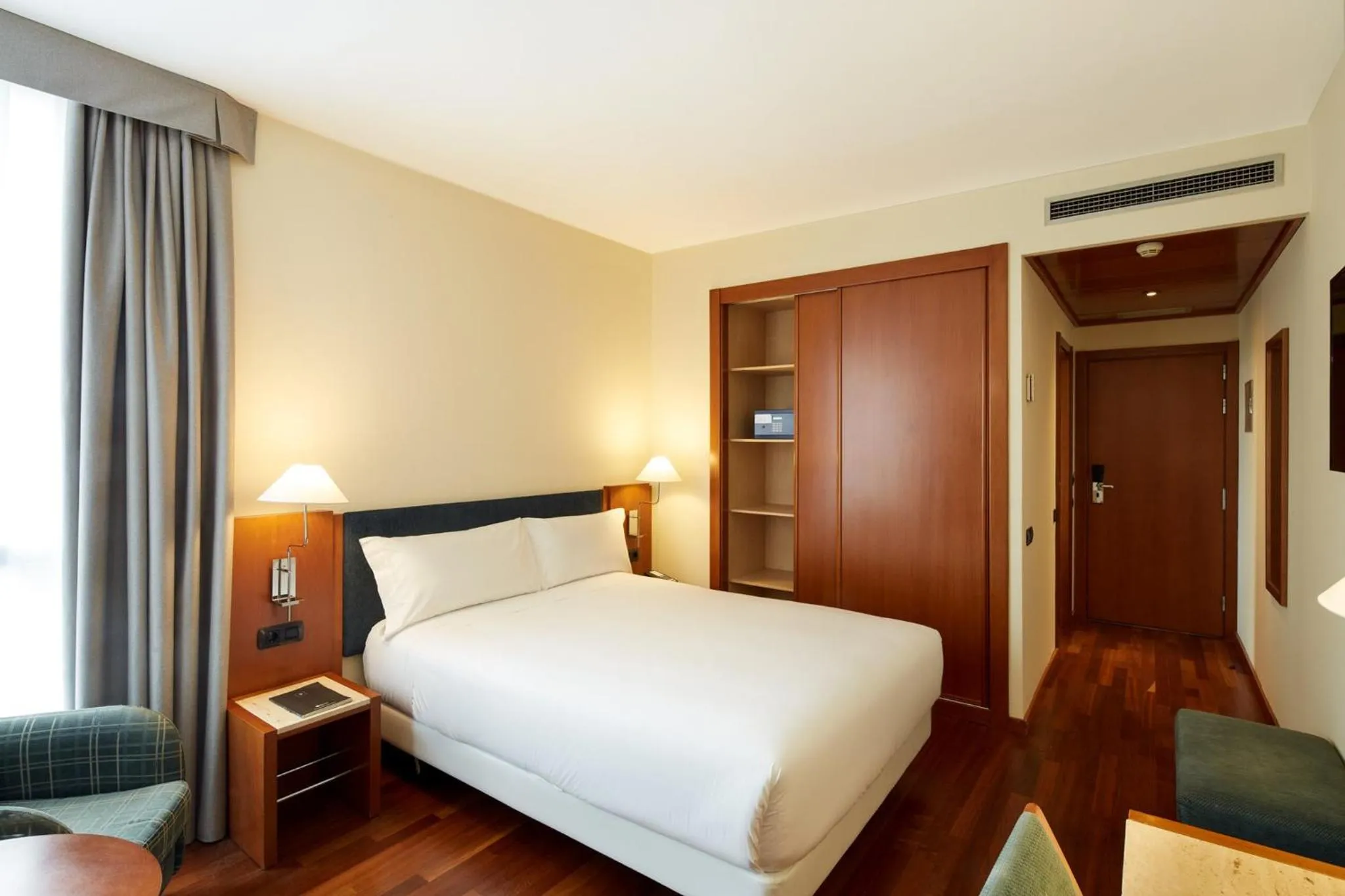 Photo of the whole room, Bed in Sercotel Cornellà Barcelona