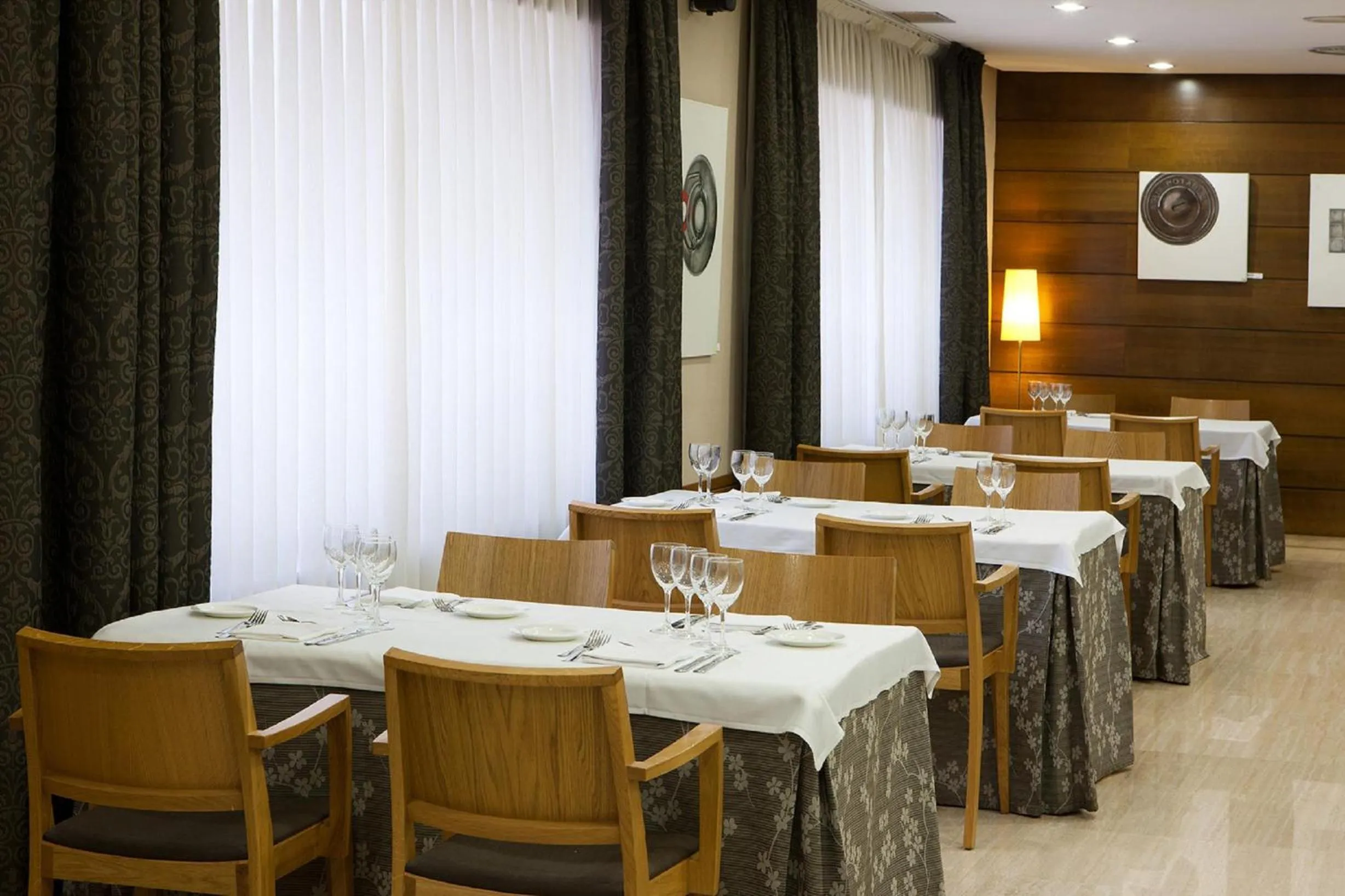 Restaurant/places to eat in Up Rooms Vic Hotel