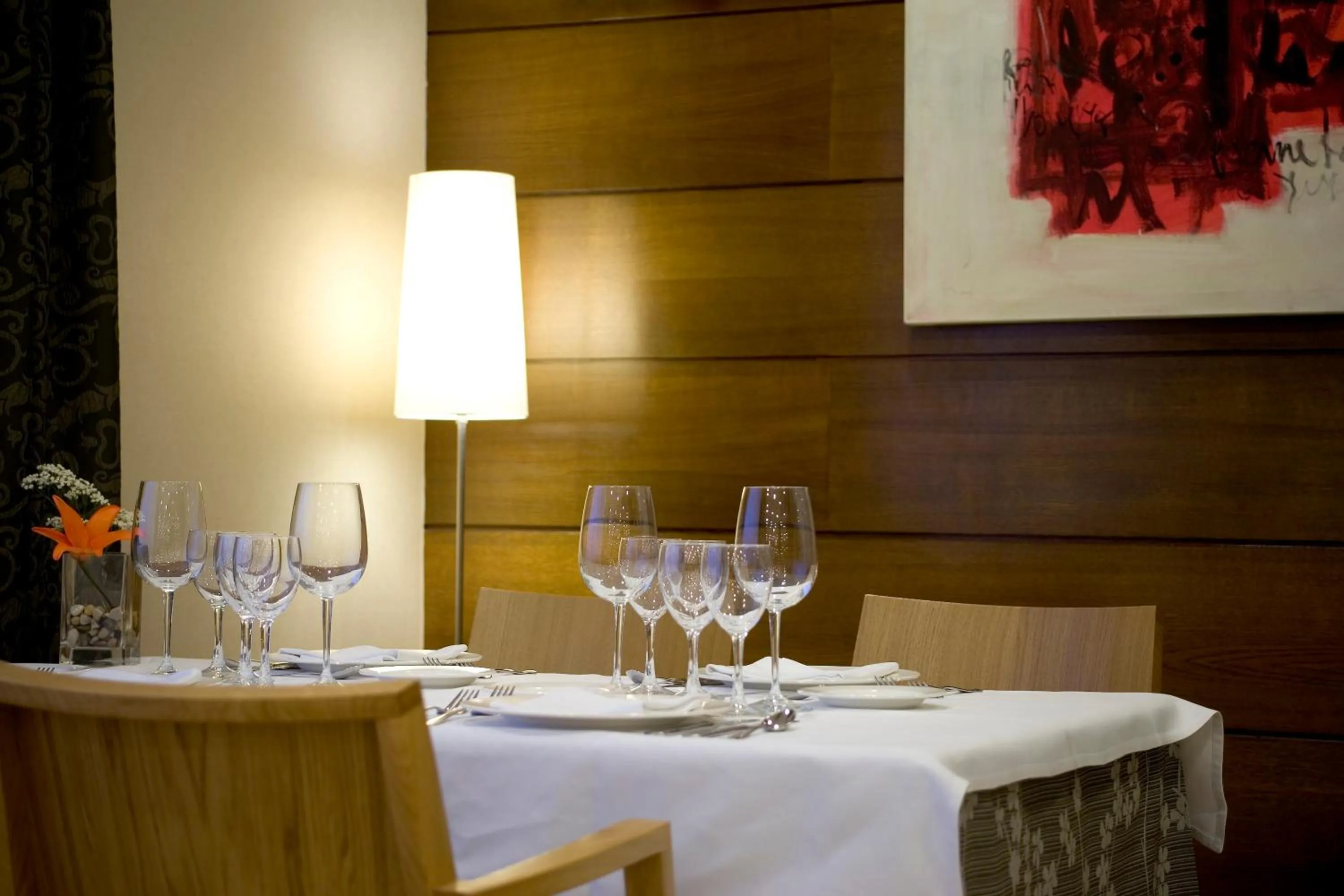 Restaurant/places to eat in Up Rooms Vic Hotel
