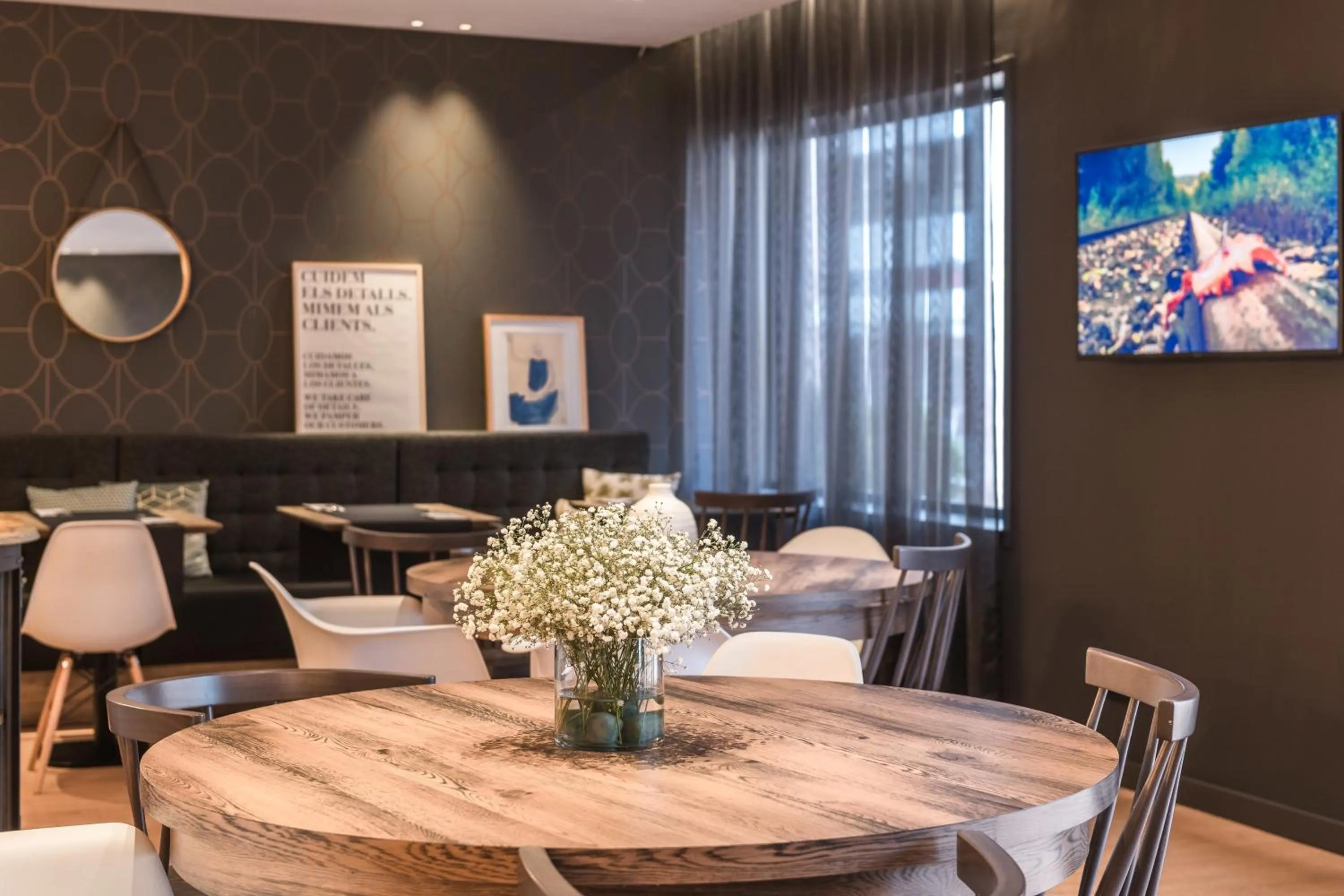 Communal lounge/ TV room in Up Rooms Vic Hotel