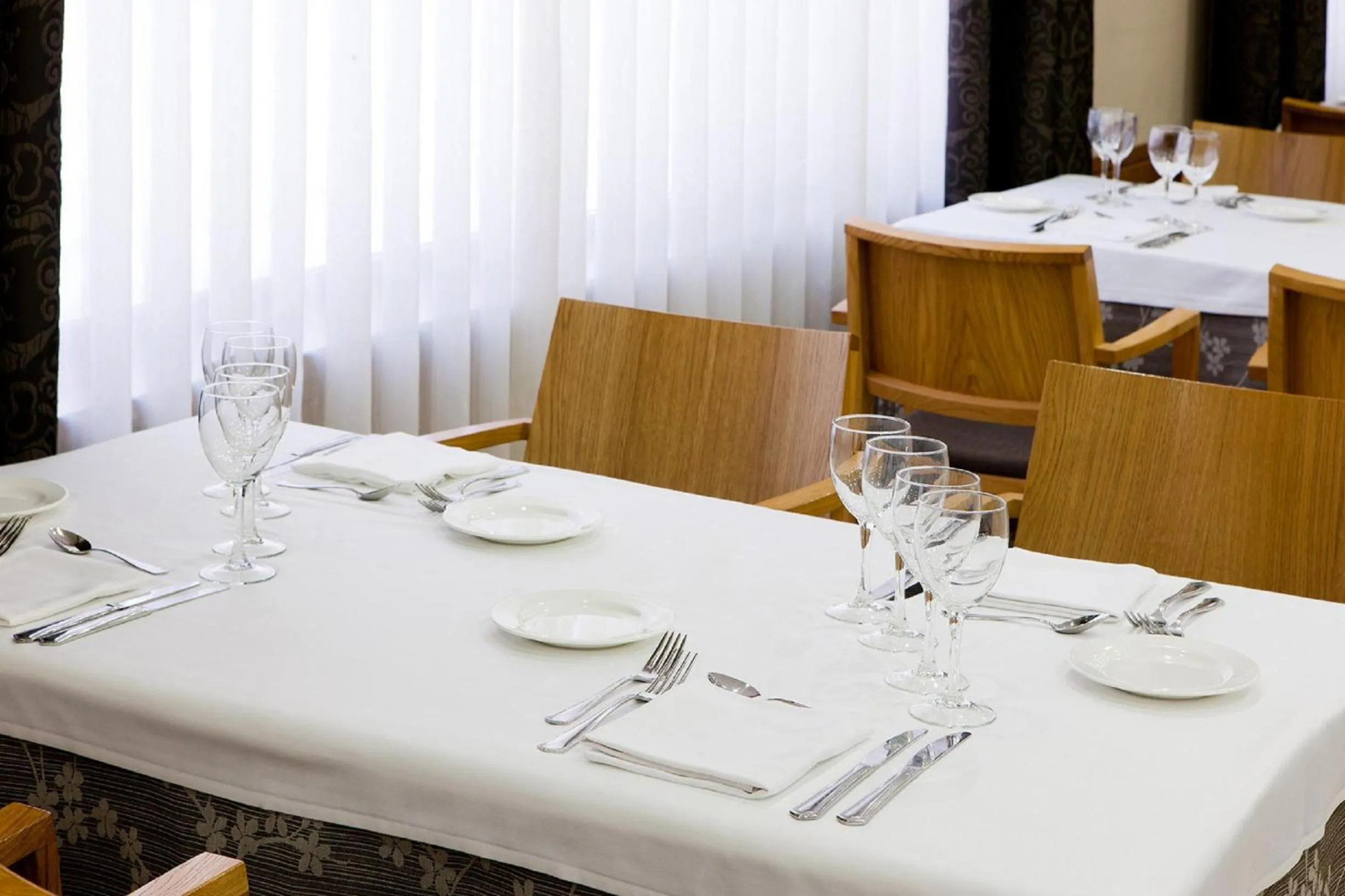 Restaurant/places to eat in Up Rooms Vic Hotel