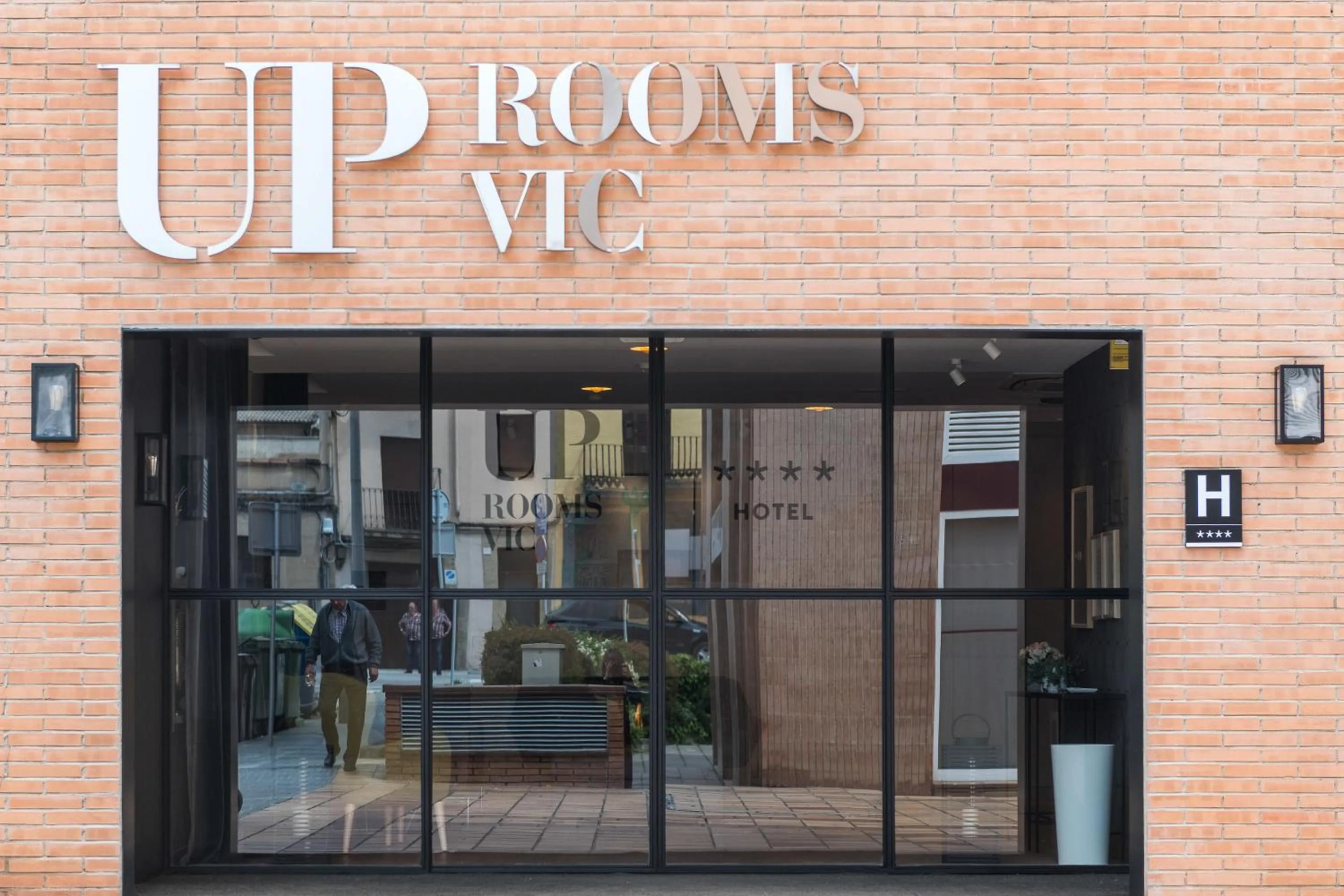 Facade/entrance in Up Rooms Vic Hotel