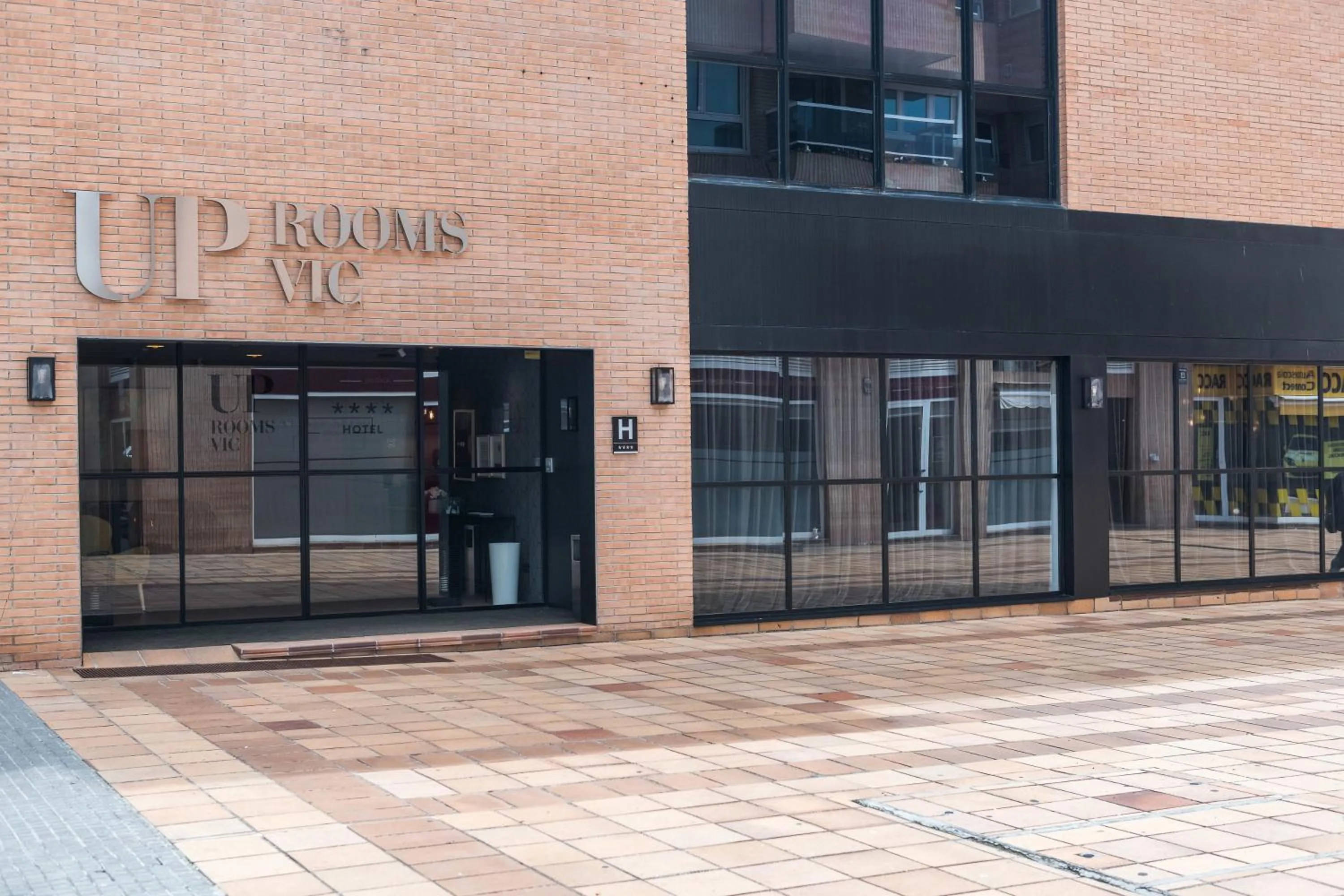 Facade/entrance in Up Rooms Vic Hotel