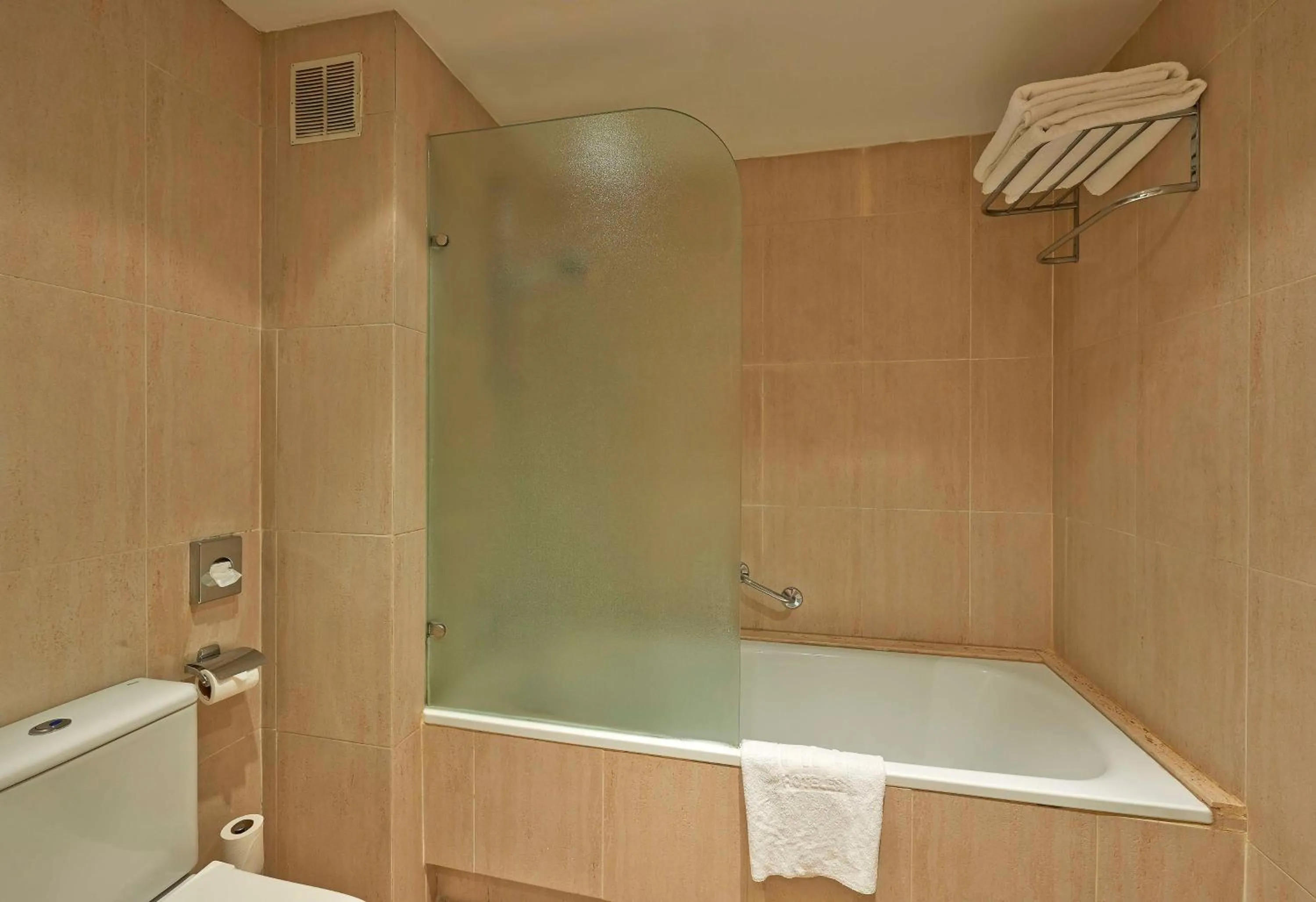 Bathroom in NH Ciutat de Reus