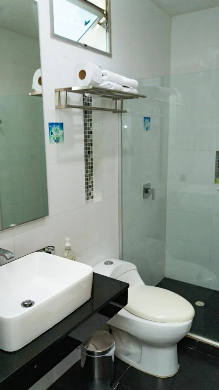 Toilet in Hotel Oxford Barranquilla