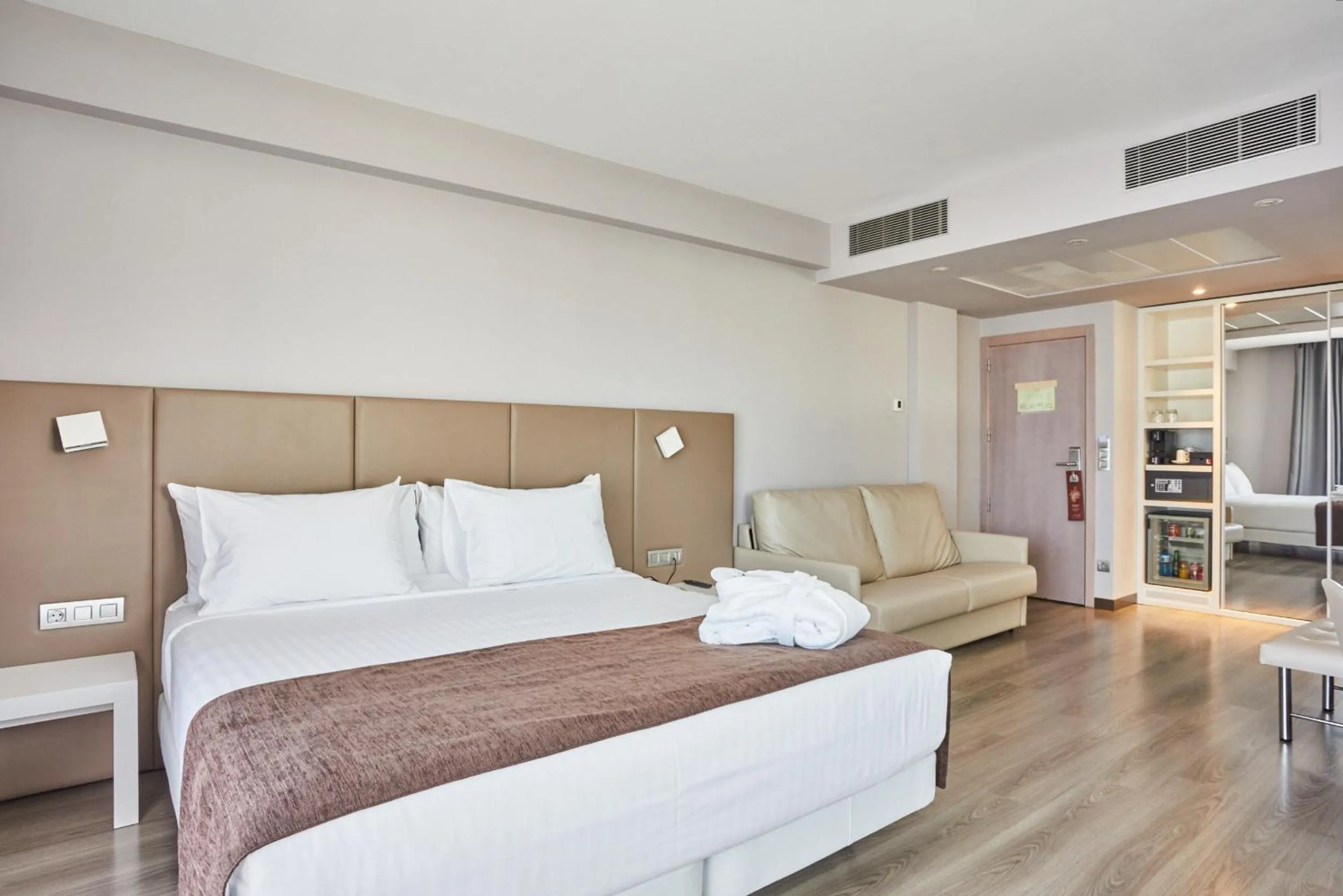 Photo of the whole room, Bed in Silken Turcosa 3 Sup