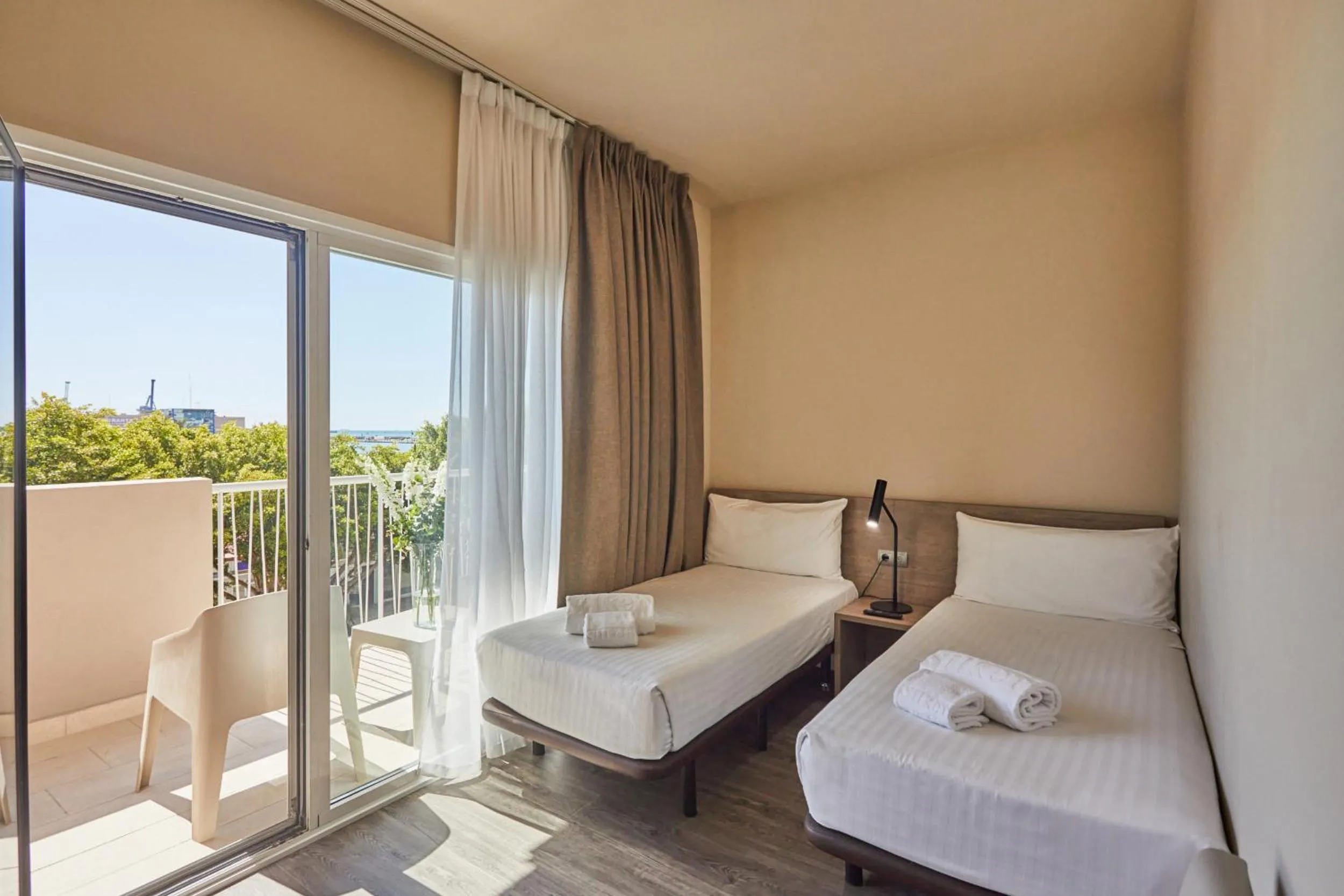 Guests, Bed in Silken Turcosa 3 Sup