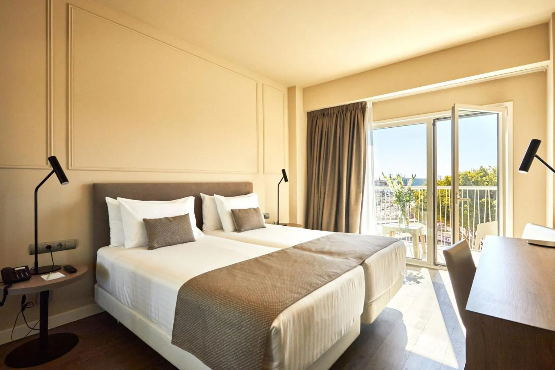 Guests, Bed in Silken Turcosa 3 Sup