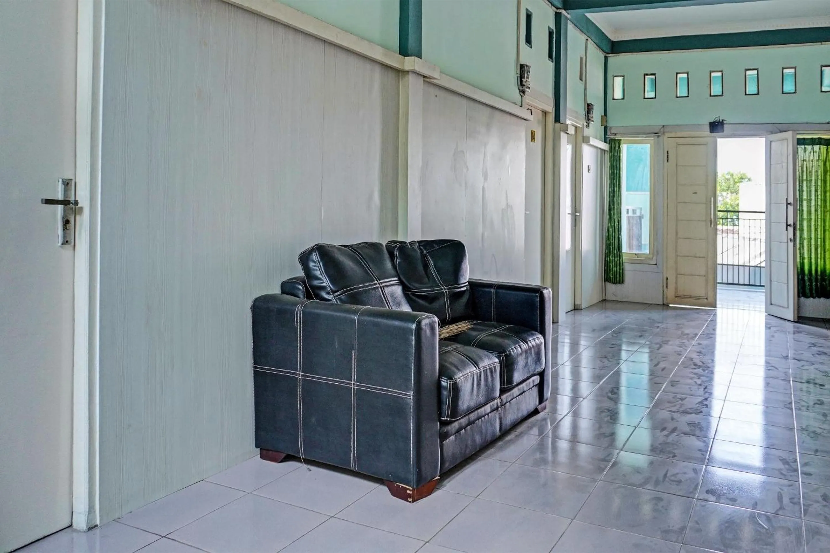 Lobby or reception in Hotel O Home Stay Elis Cateliya Syariah