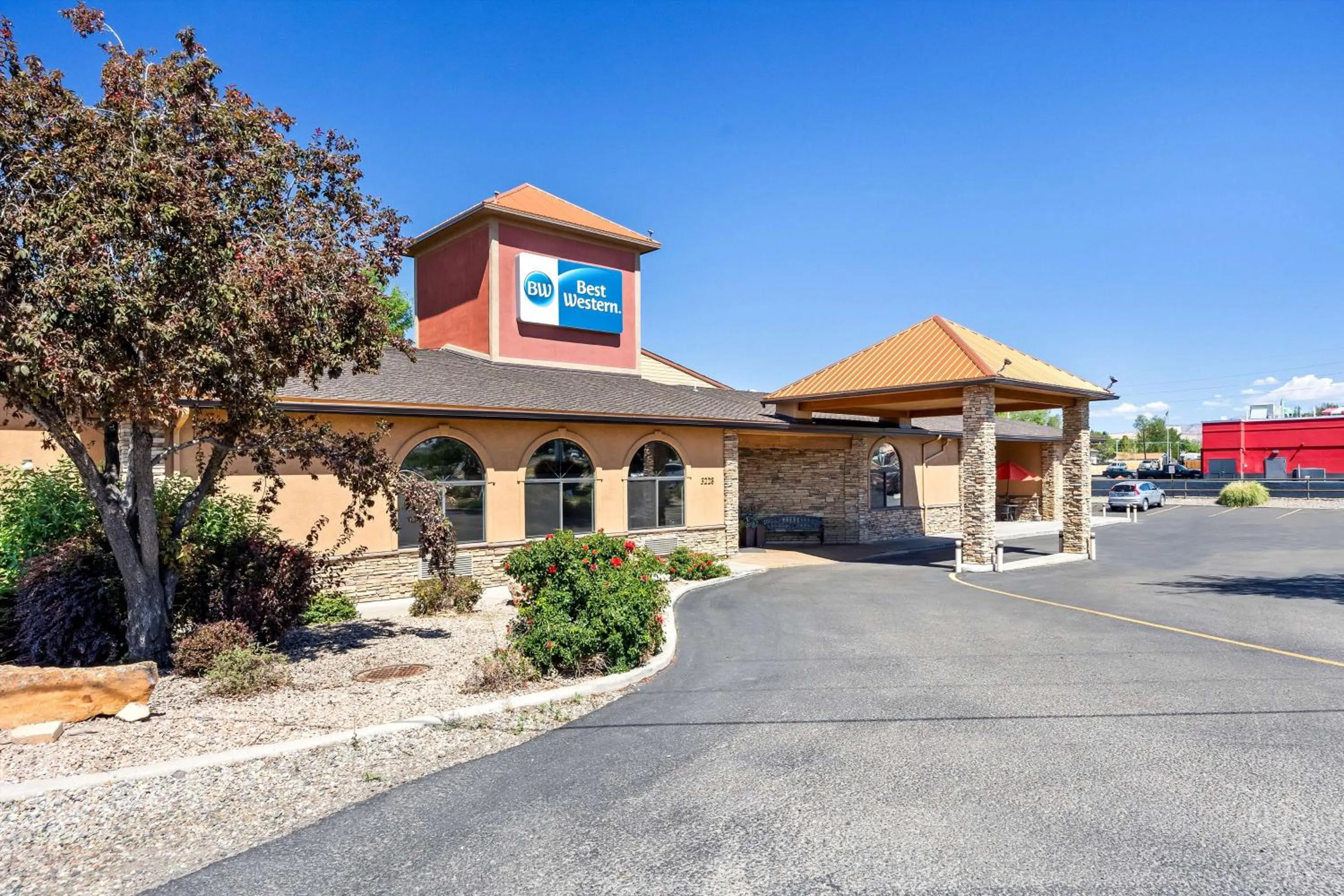 Property building in Best Western Grande River Inn & Suites