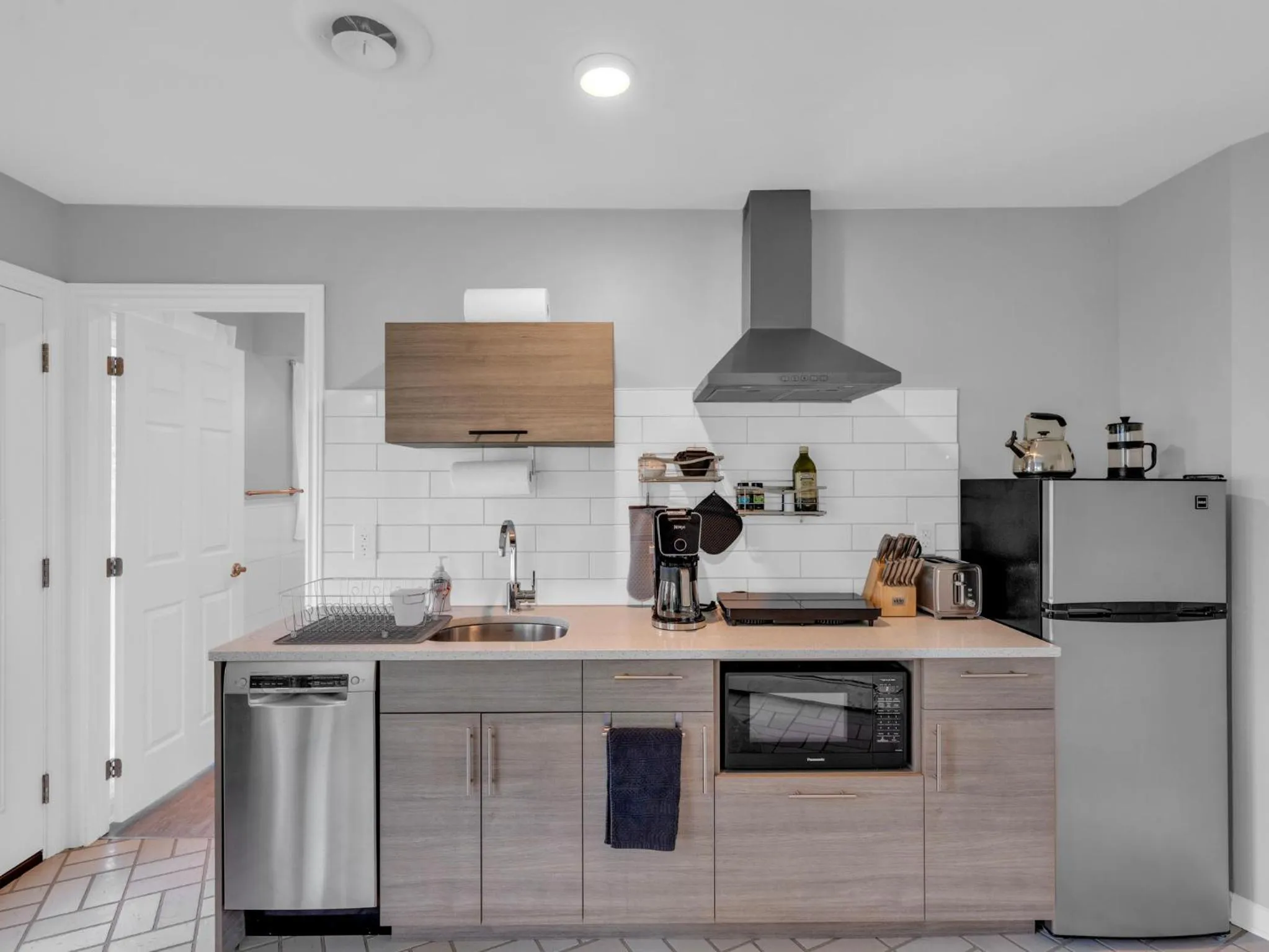 Kitchen or kitchenette in Coastal Suite #1 Cozy Suite #2 - Seacliff Beach Suites