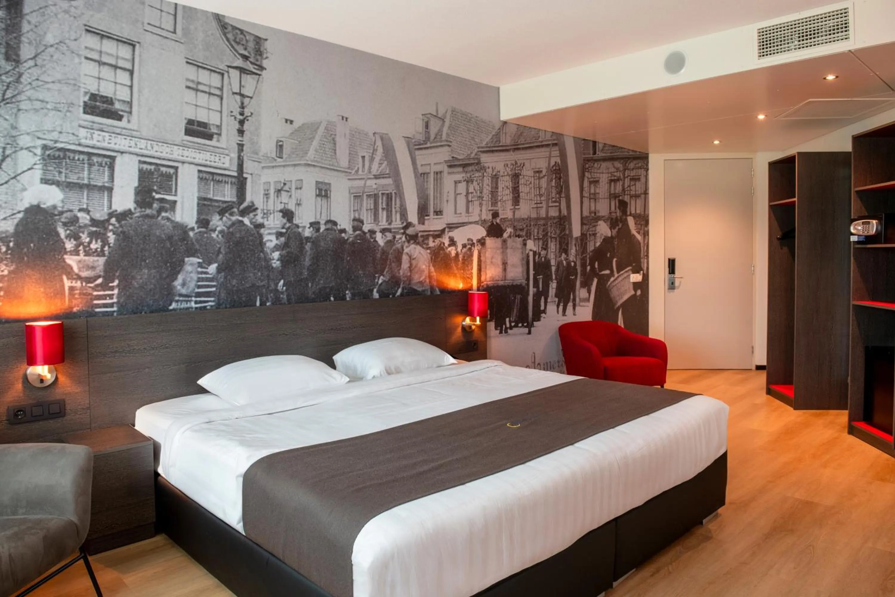 Photo of the whole room, Bed in Bastion Hotel Amersfoort