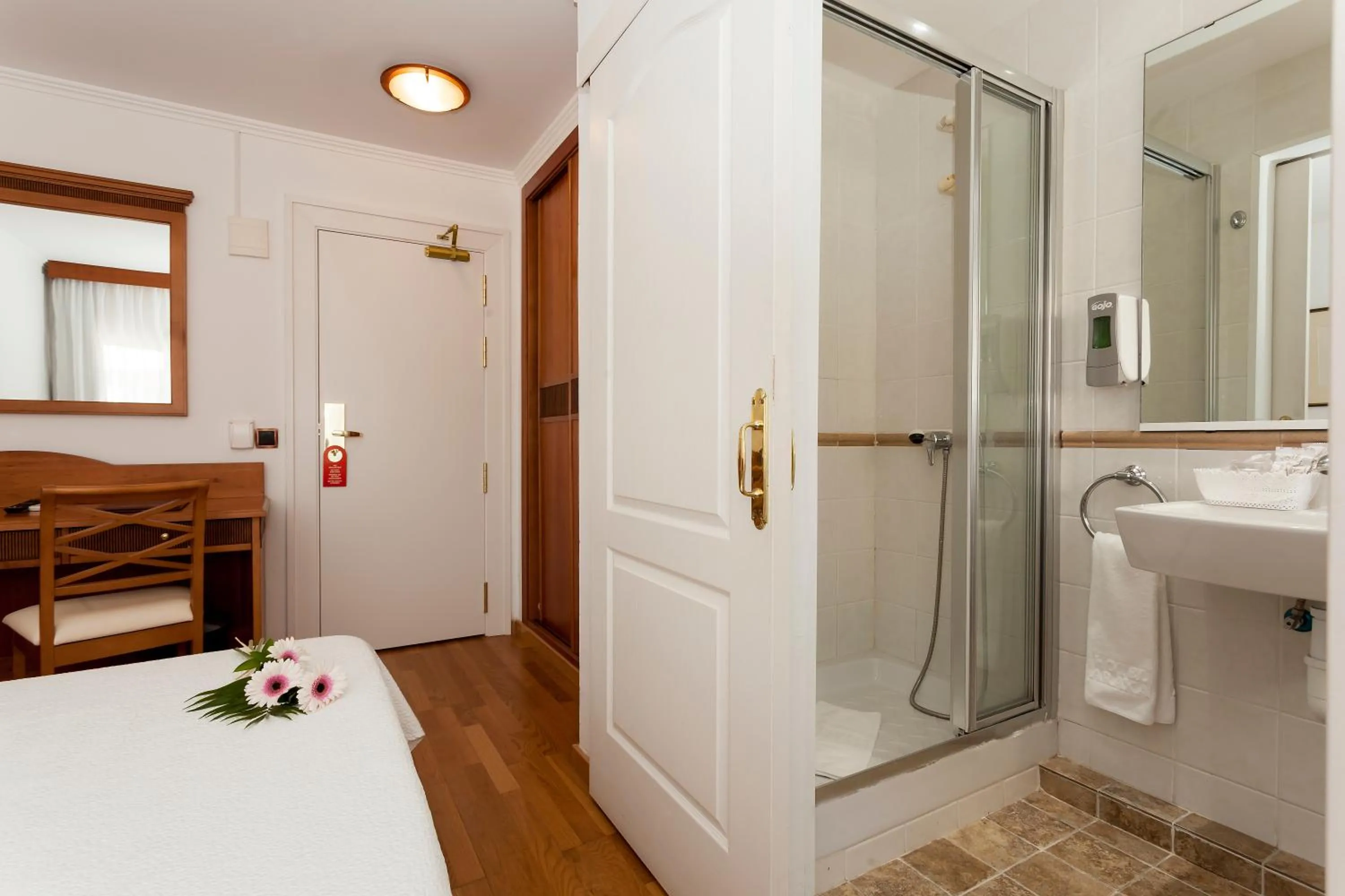 Photo of the whole room, Bed in Hotel Araxa - Adults Only