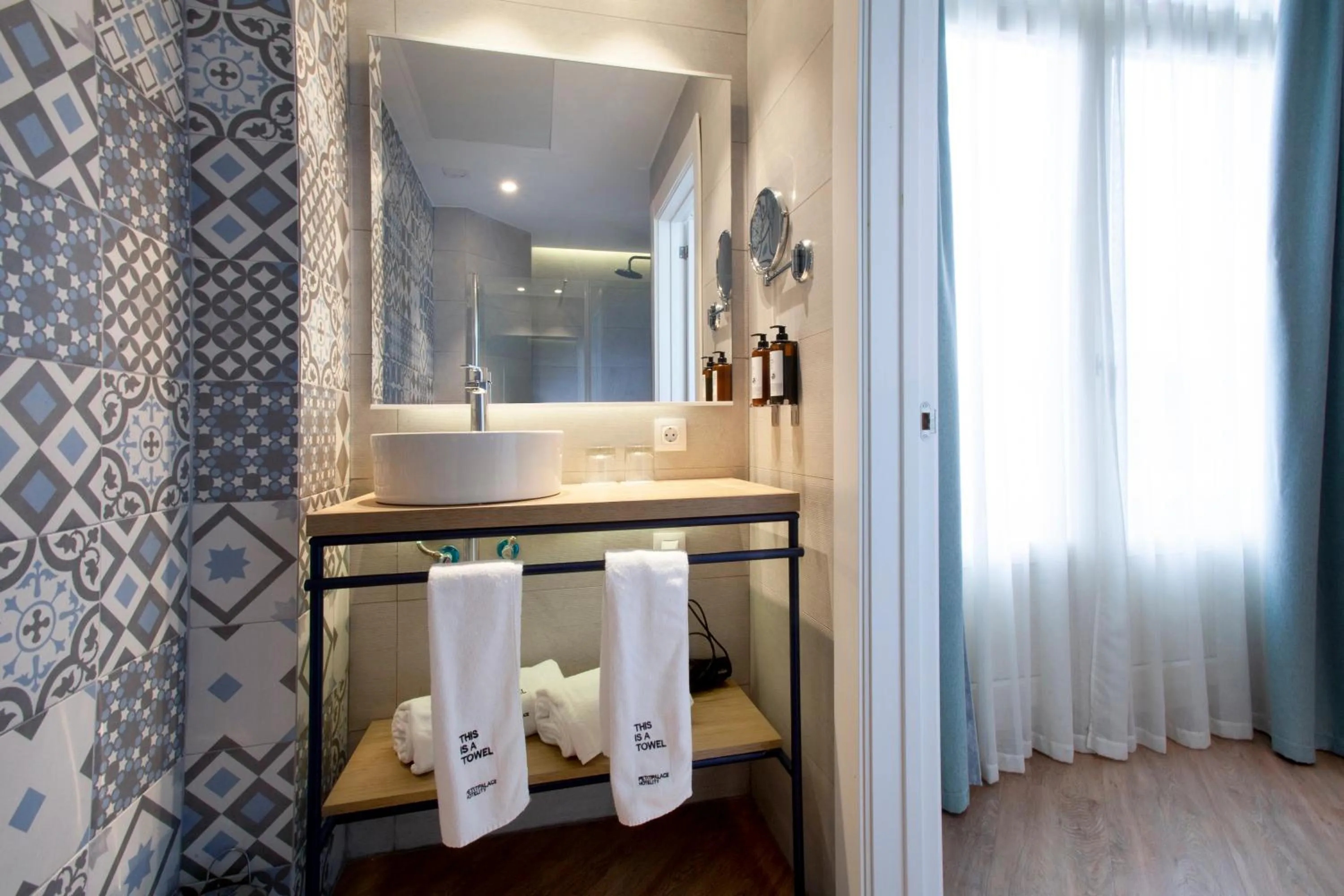 Bathroom in Petit Palace Ruzafa