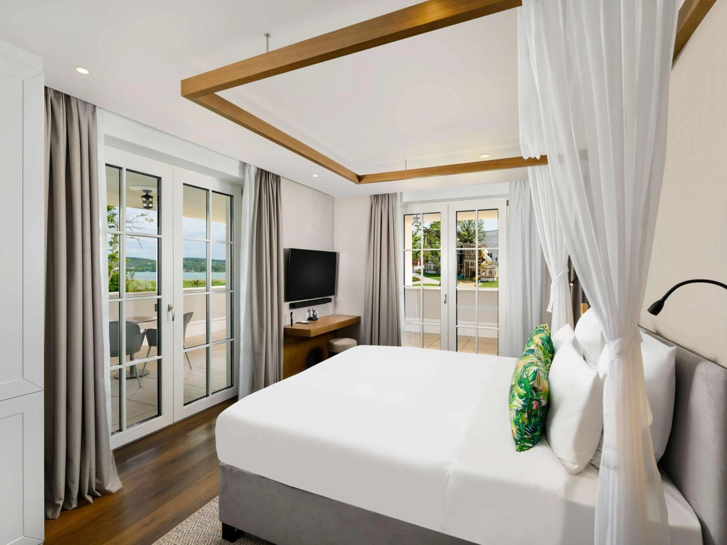 Bedroom, Bed in Mövenpick Balaland Resort Lake Balaton