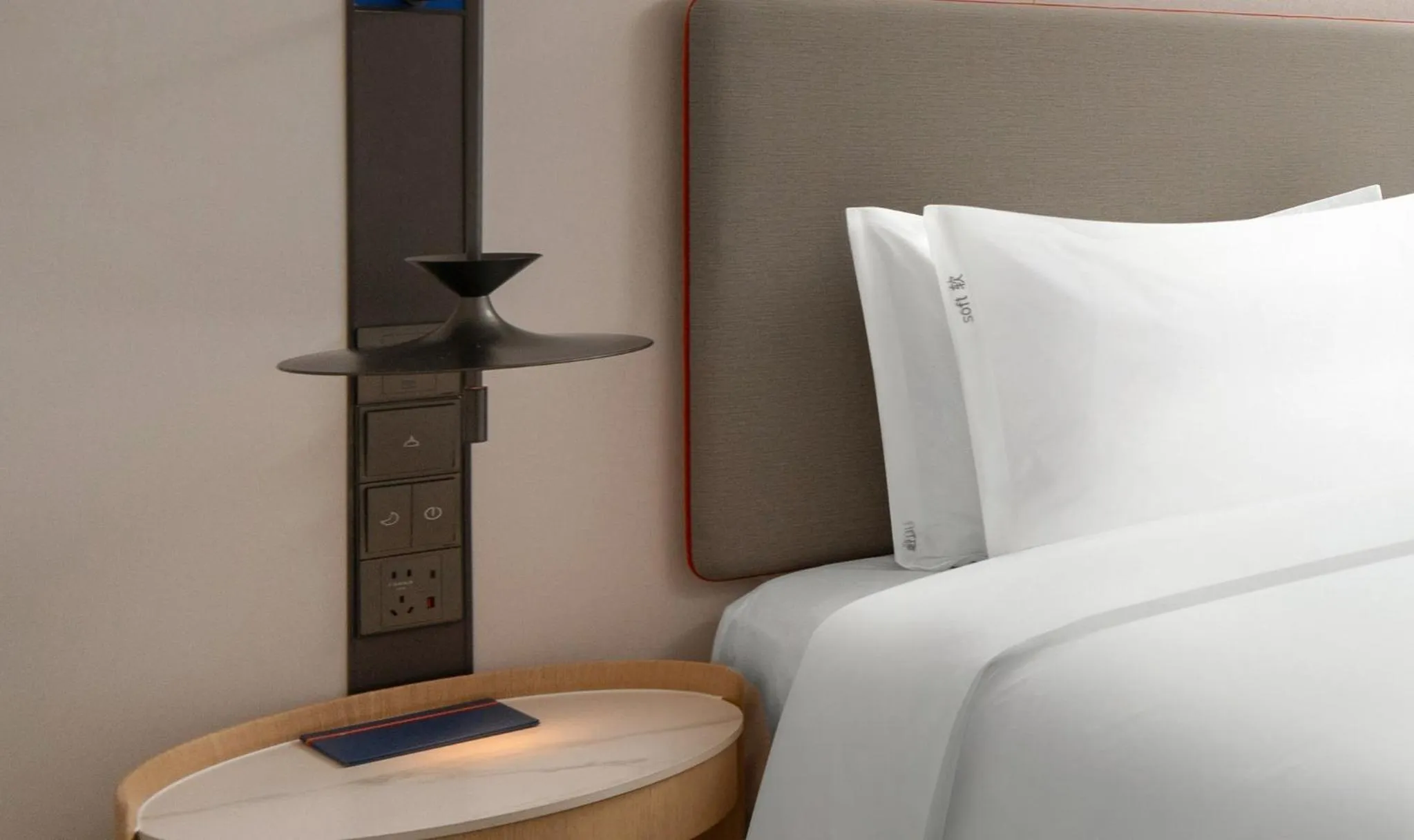 Photo of the whole room, Bed in Holiday Inn Express Zhengzhou Nongye Road by IHG