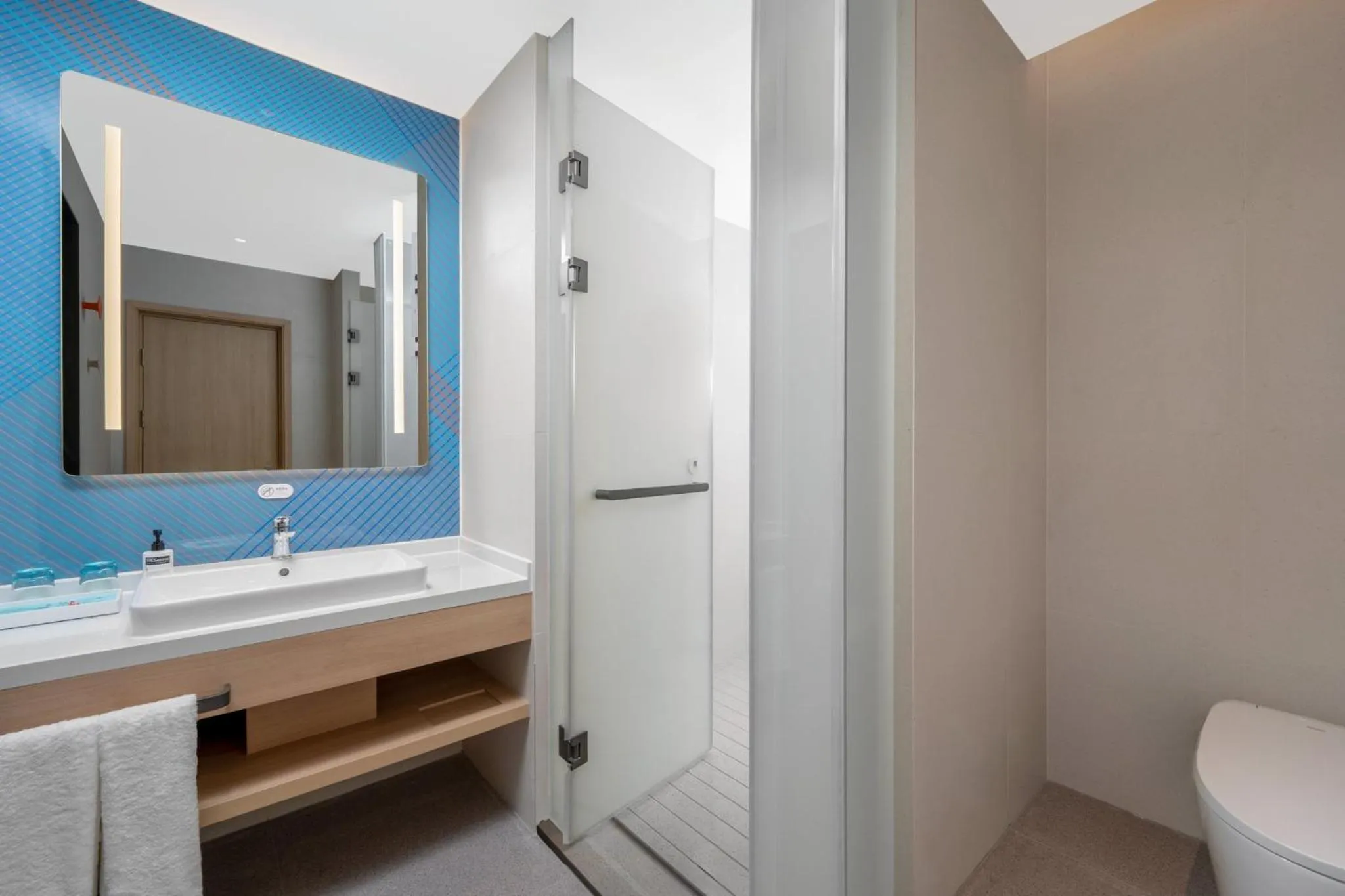 Photo of the whole room in Holiday Inn Express Zhengzhou Nongye Road by IHG