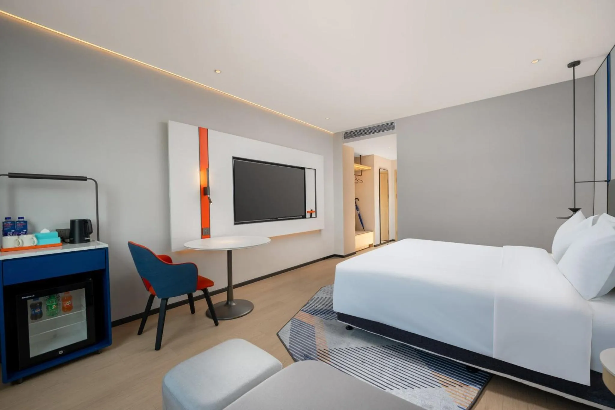 Photo of the whole room, Bed in Holiday Inn Express Zhengzhou Nongye Road by IHG