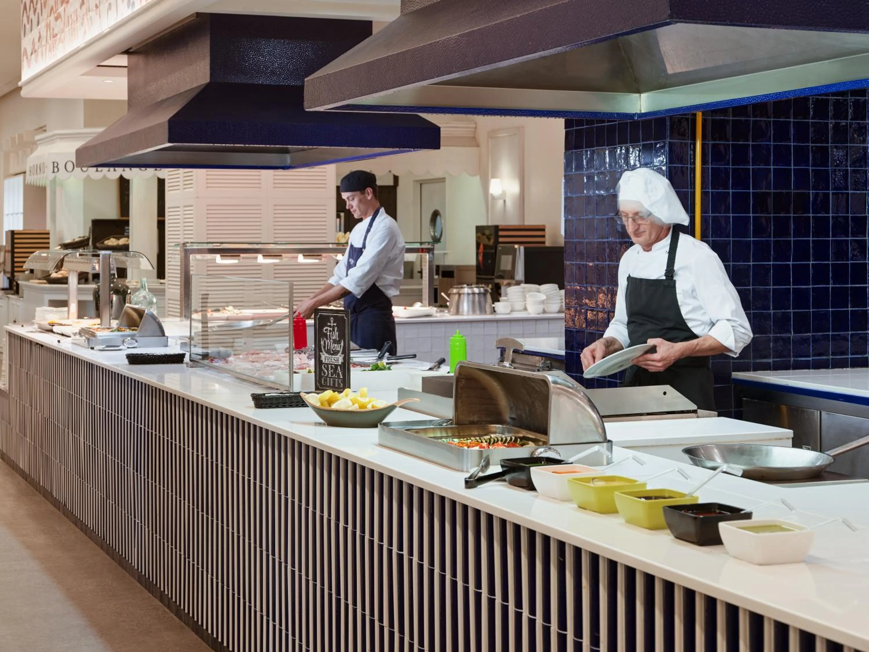 Restaurant/places to eat in H10 Estepona Palace