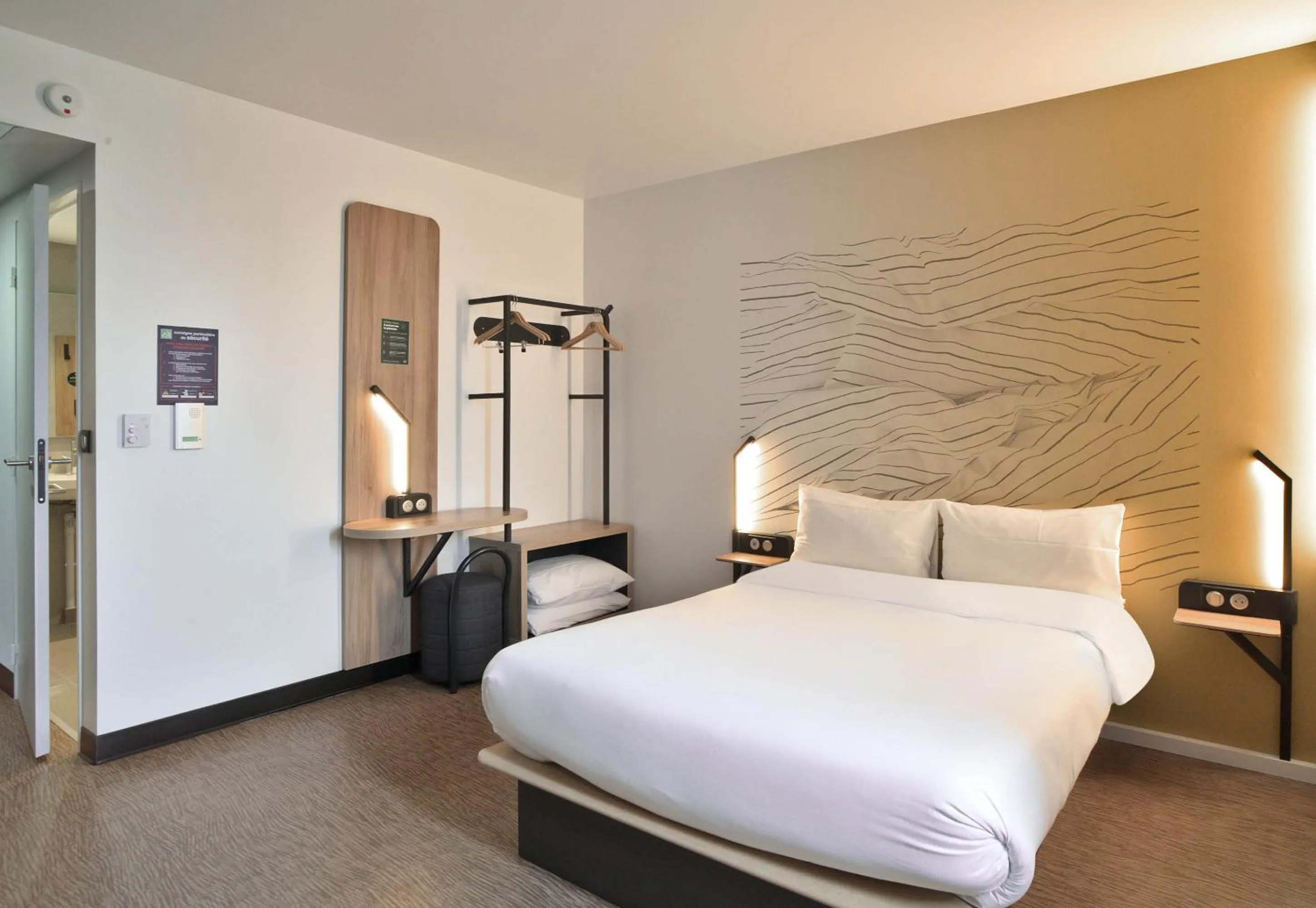 Bedroom, Bed in B&B HOTEL Dreux Nord