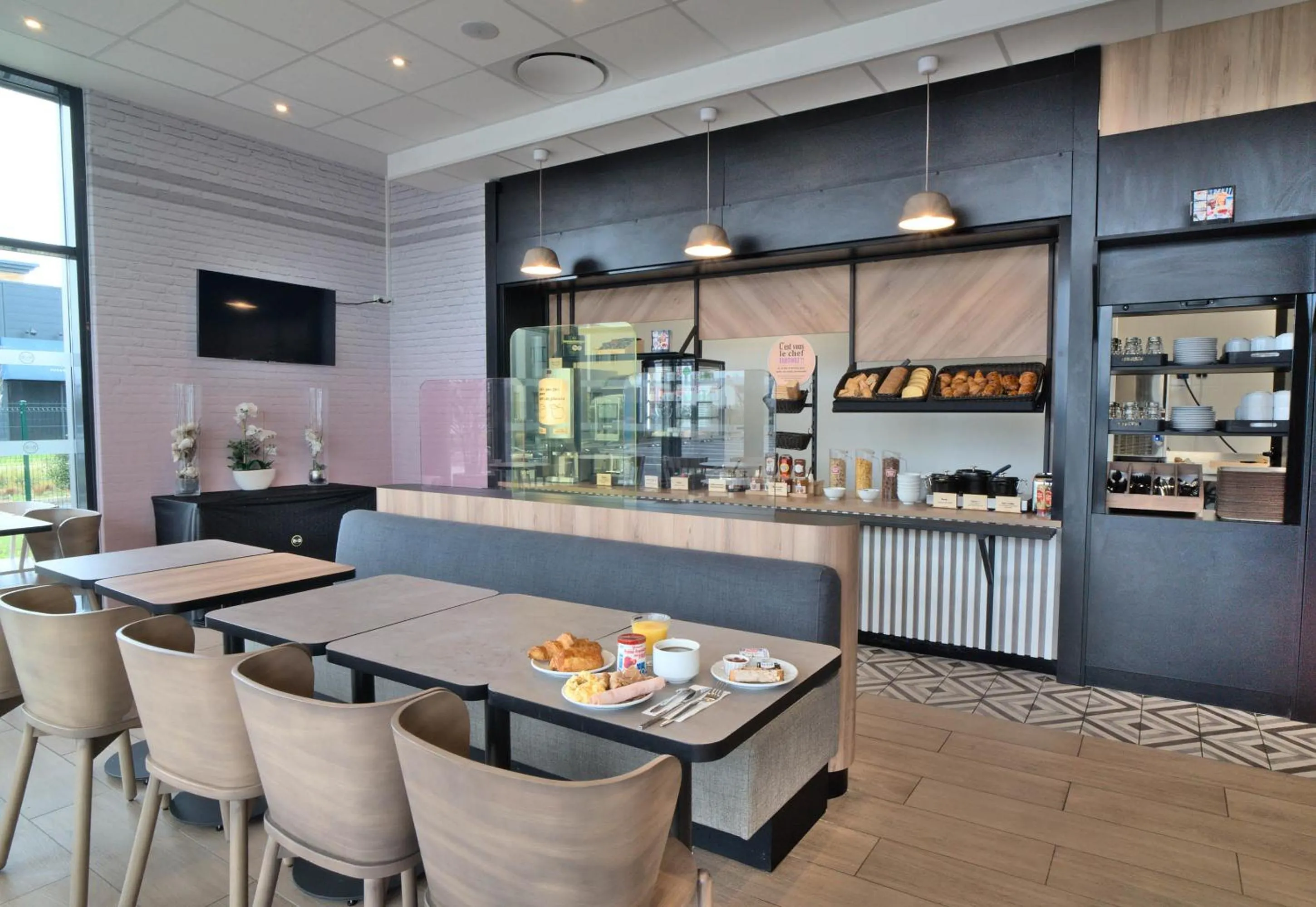 Breakfast in B&B HOTEL Dreux Nord