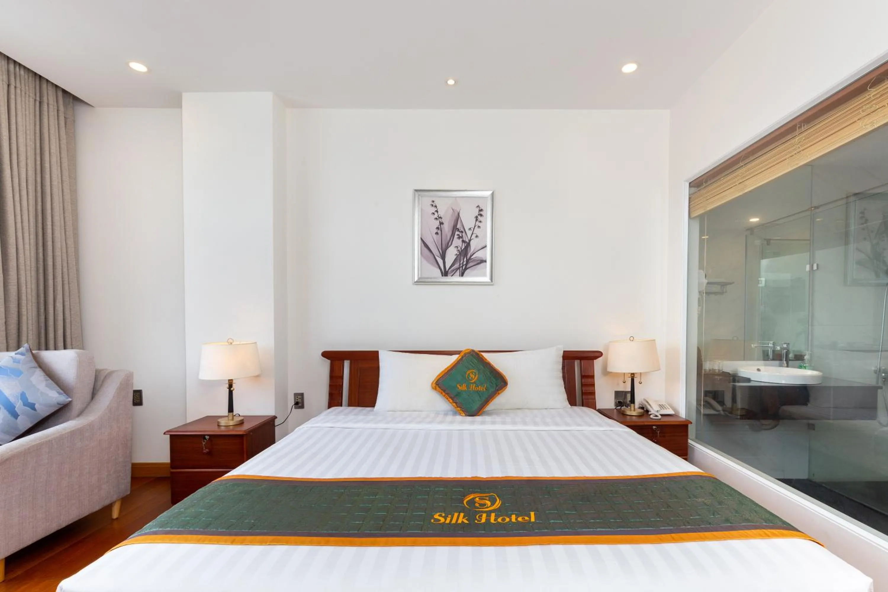 Bed in Silk Hong Ha airport hotel