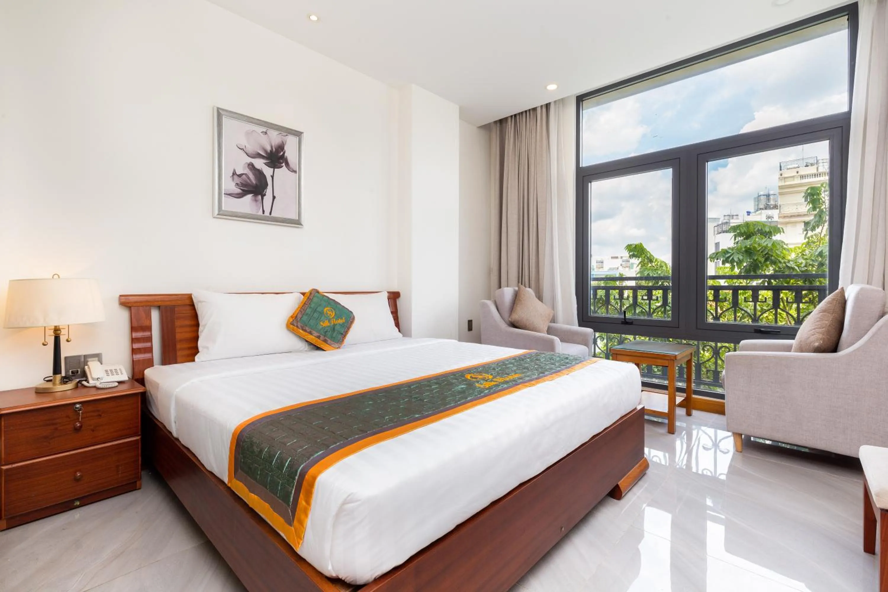 Photo of the whole room, Bed in Silk Hong Ha airport hotel