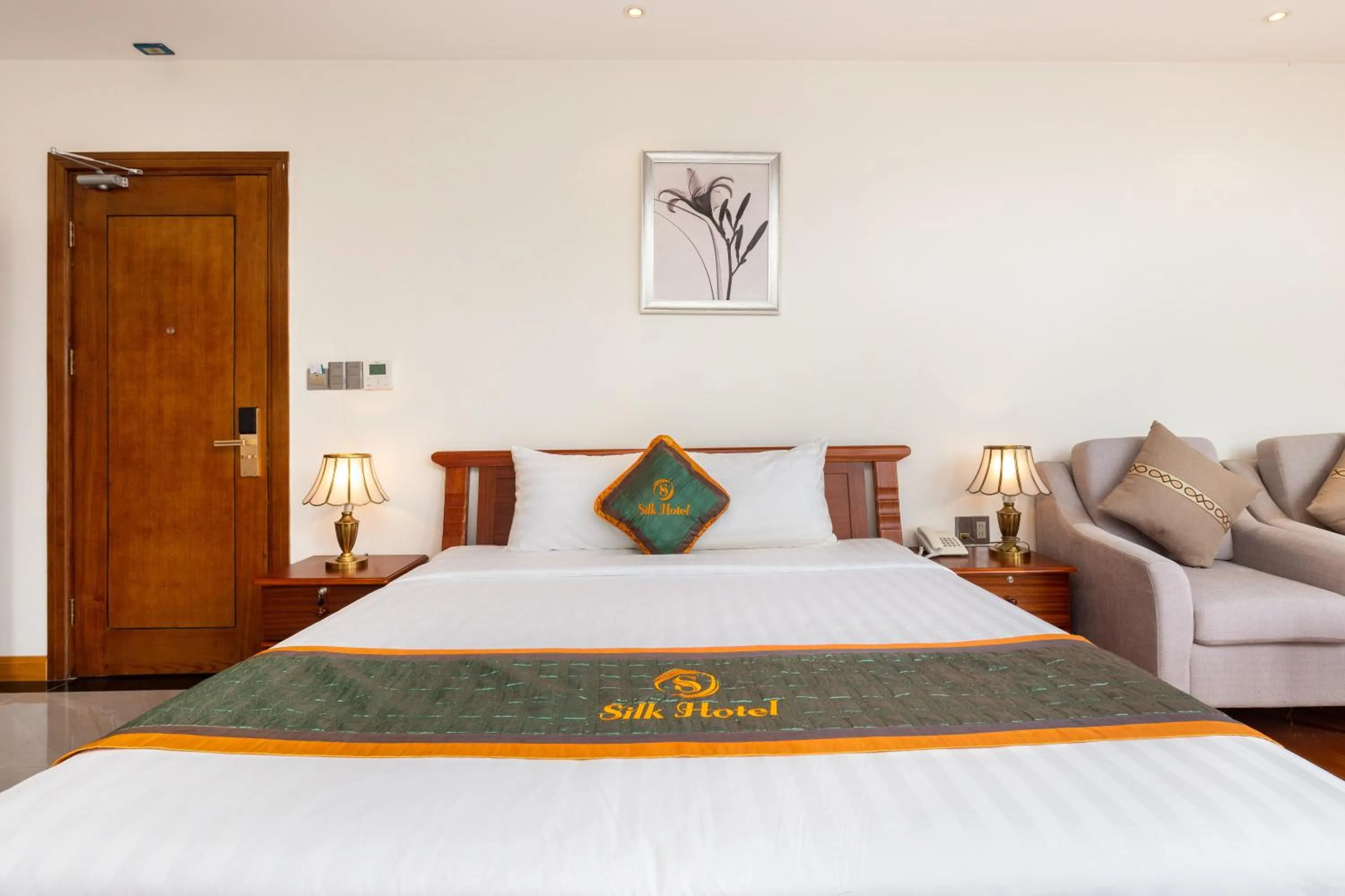 Bed in Silk Hong Ha airport hotel