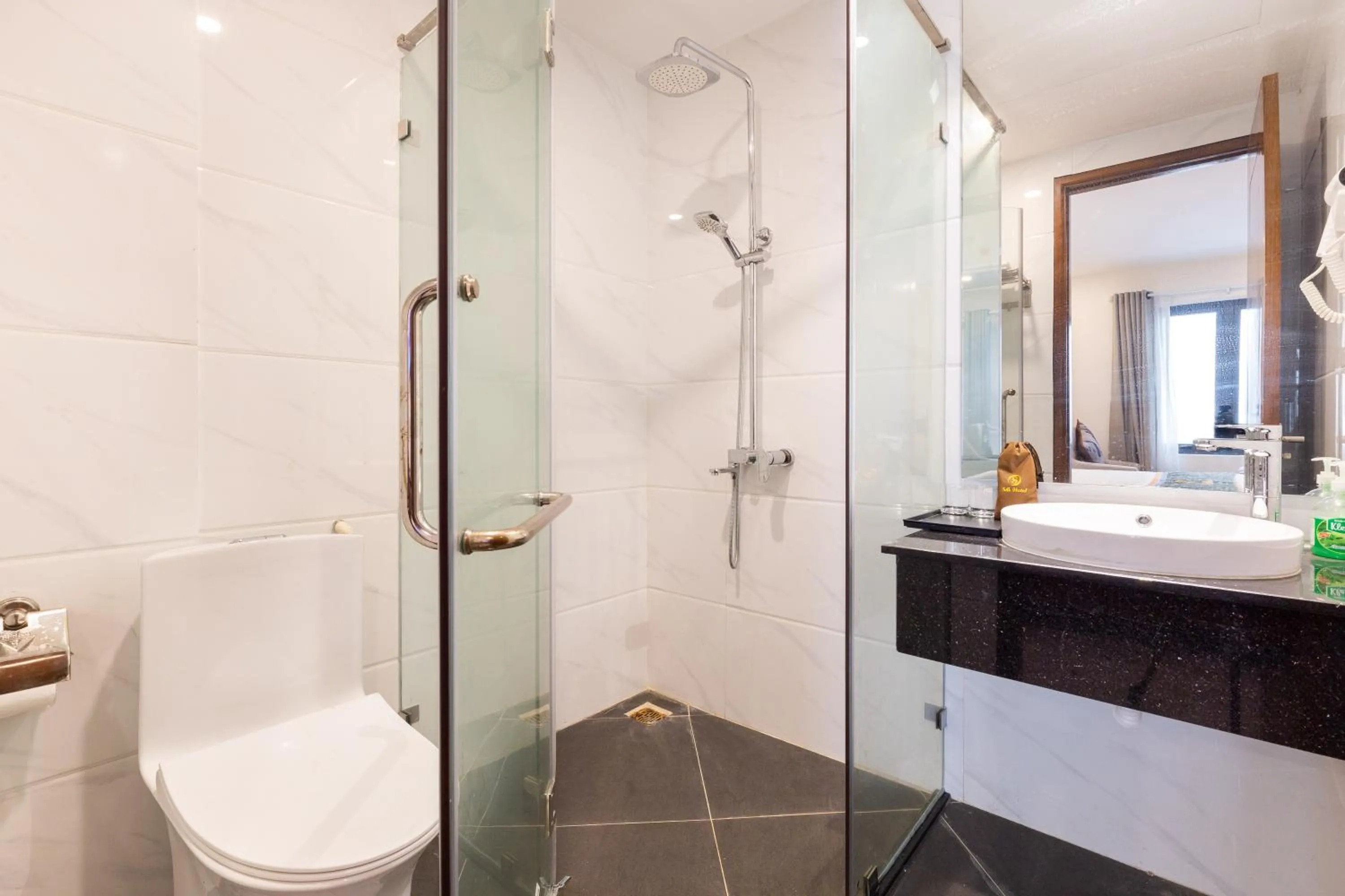 Bathroom in Silk Hong Ha airport hotel