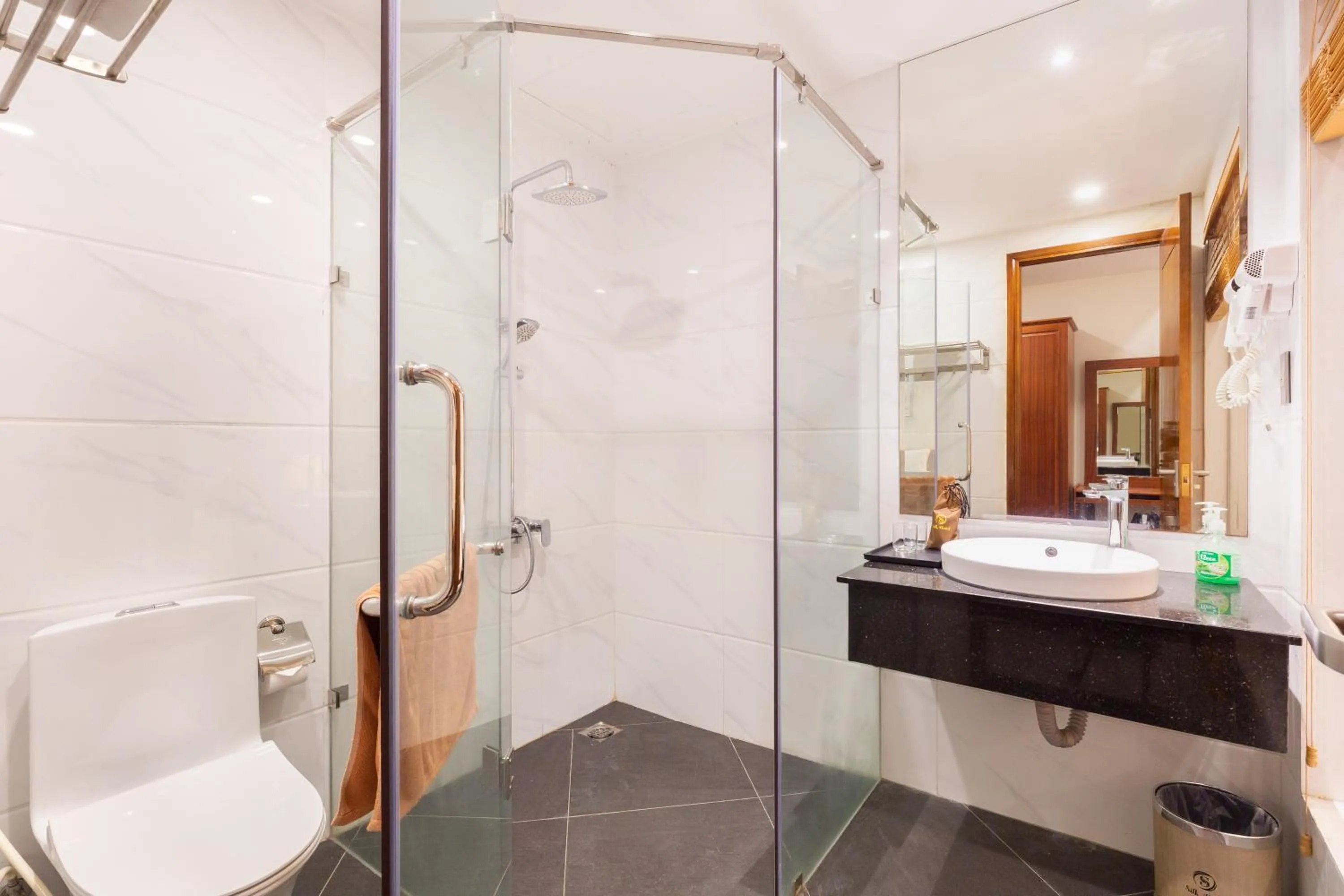 Bathroom in Silk Hong Ha airport hotel