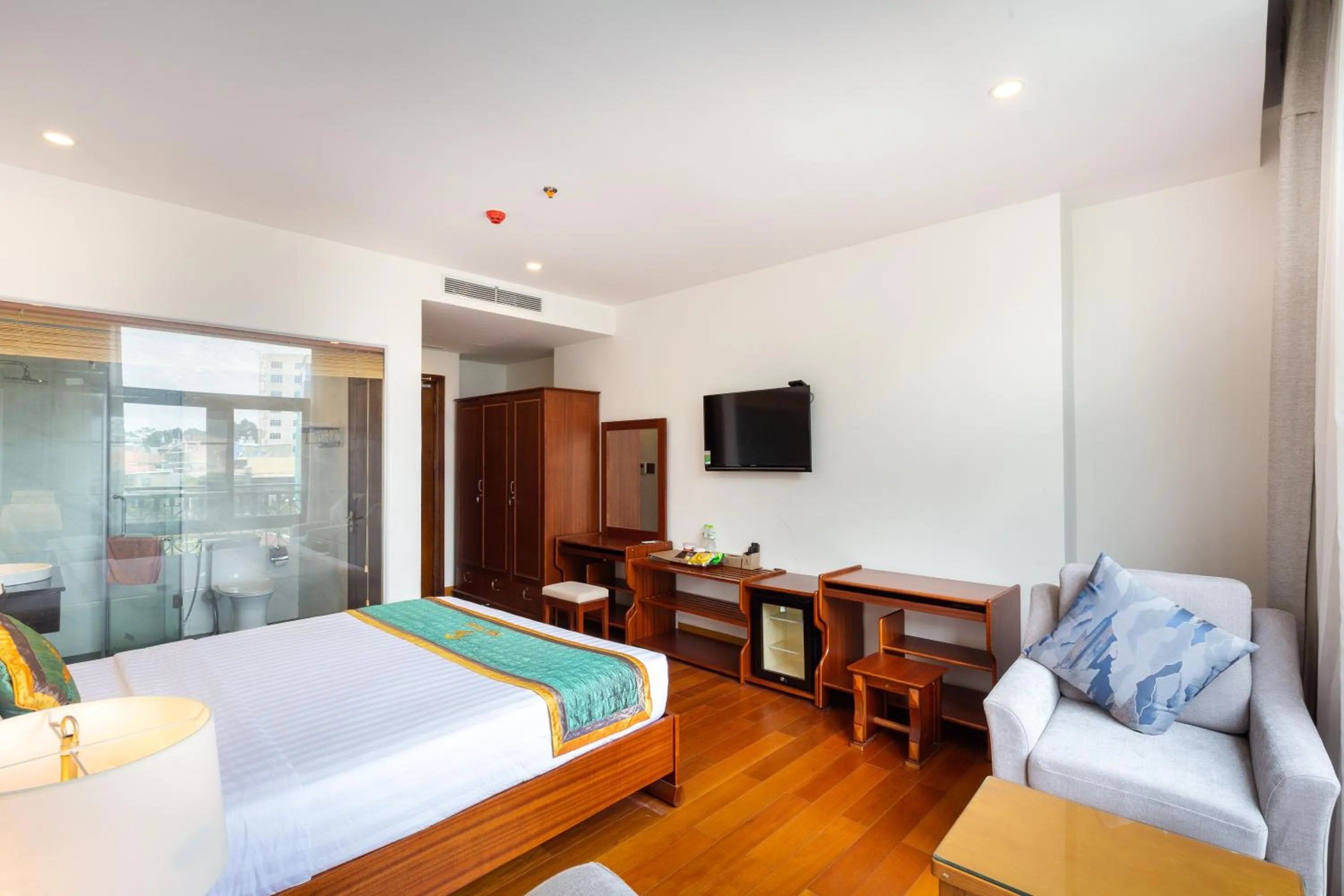 Photo of the whole room, Bed in Silk Hong Ha airport hotel