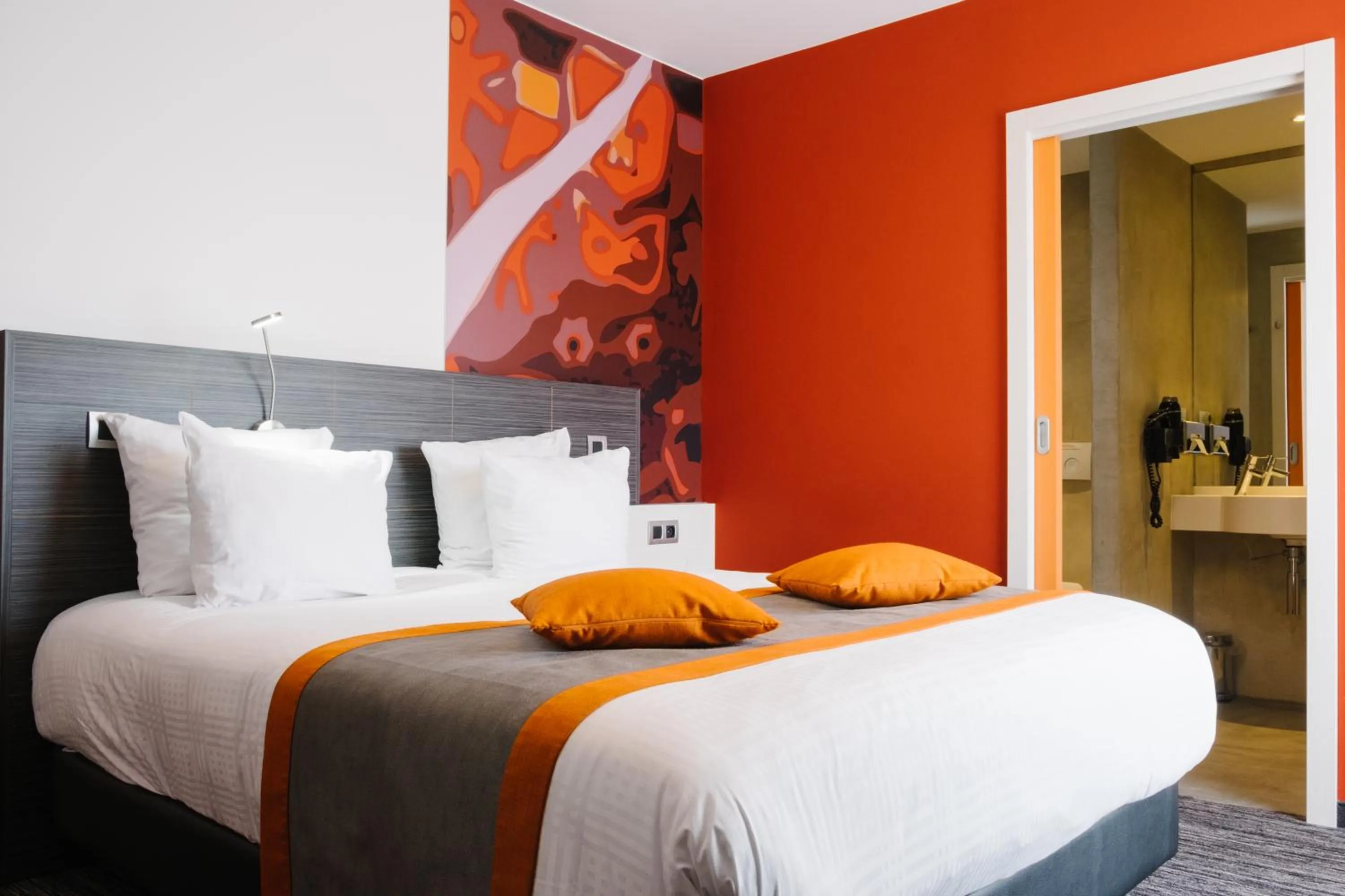 Photo of the whole room, Bed in Orange Hotel La Louvière