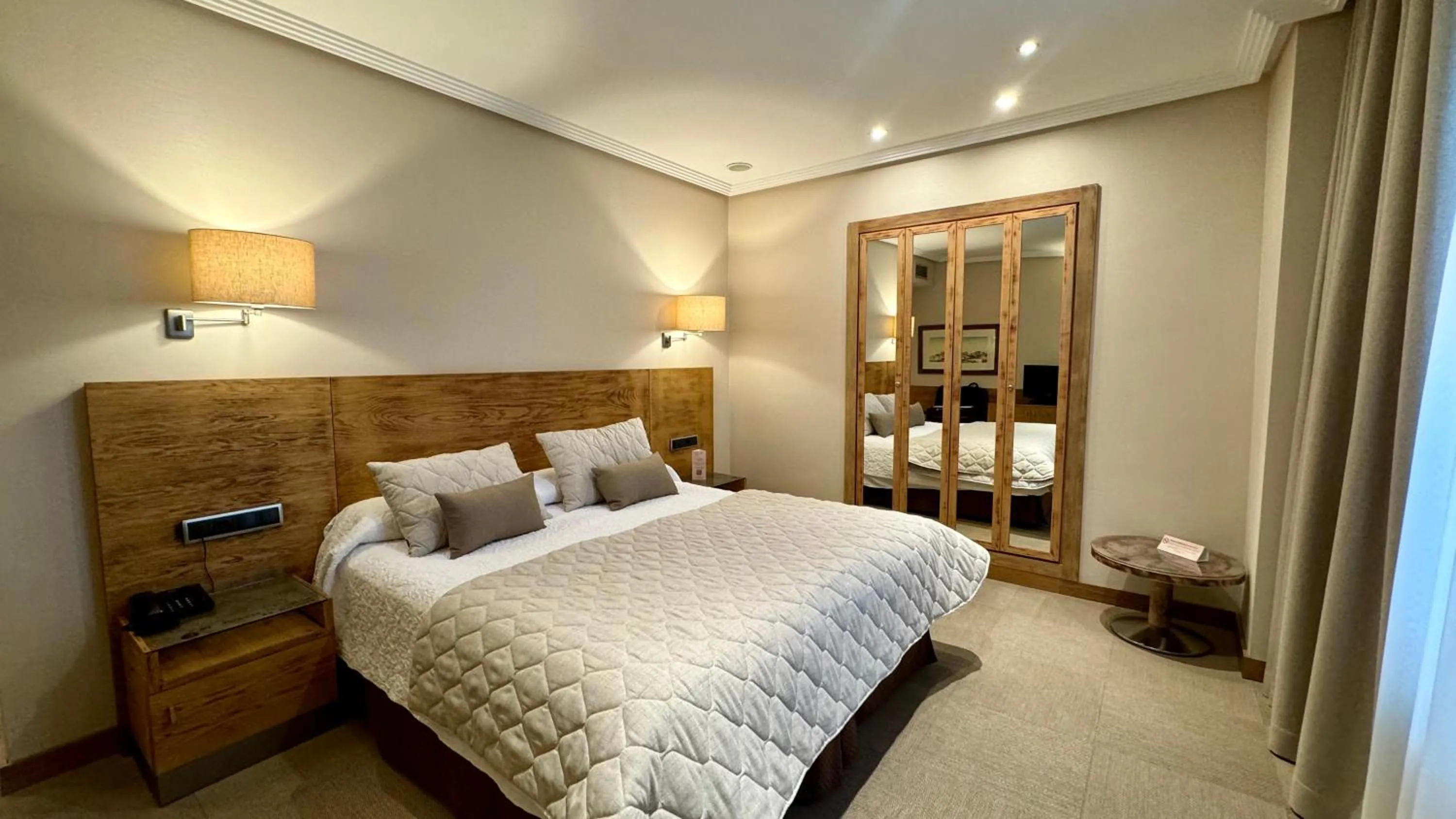 Photo of the whole room, Bed in Hotel San Juan de los Reyes