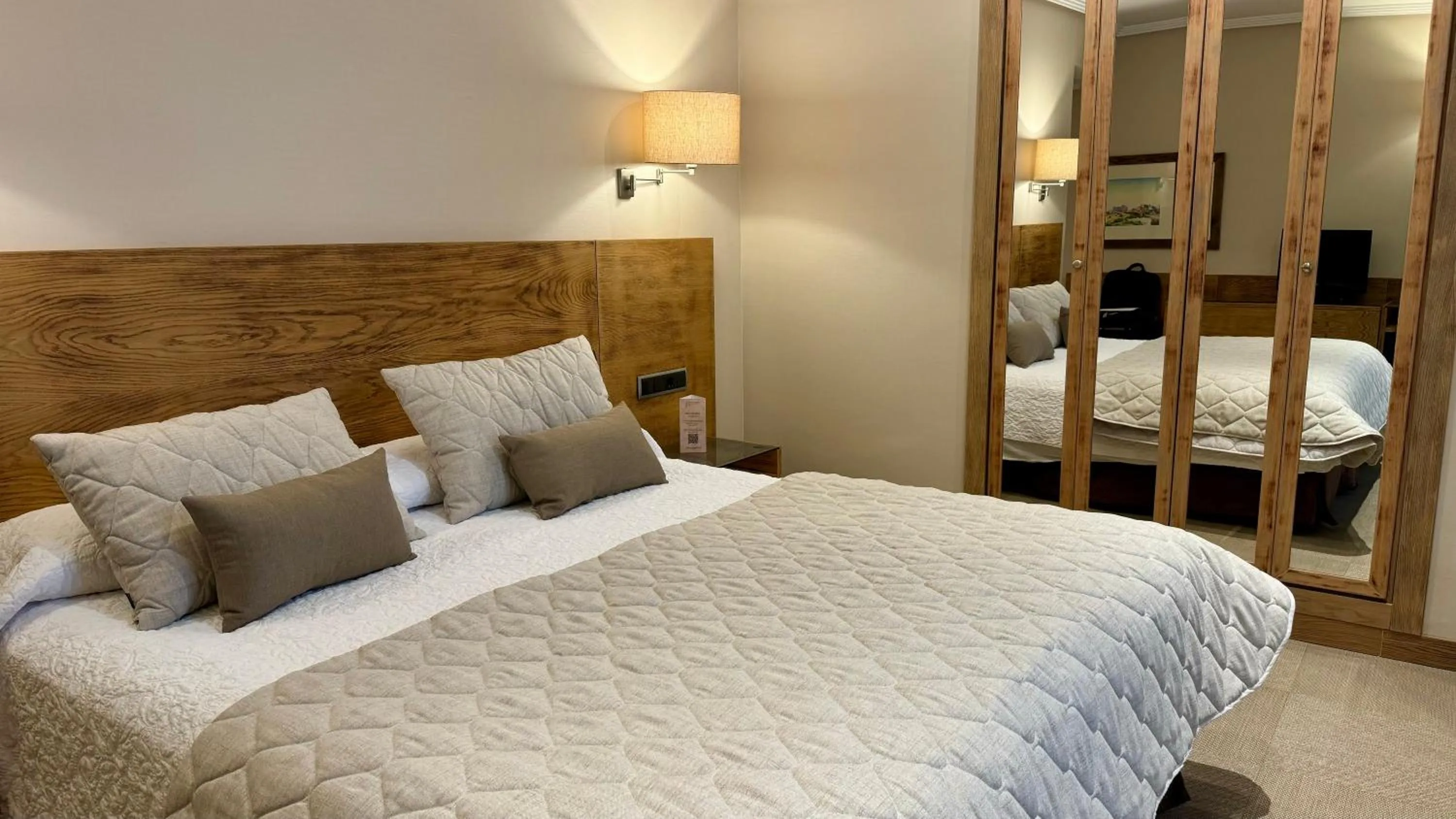 Photo of the whole room, Bed in Hotel San Juan de los Reyes