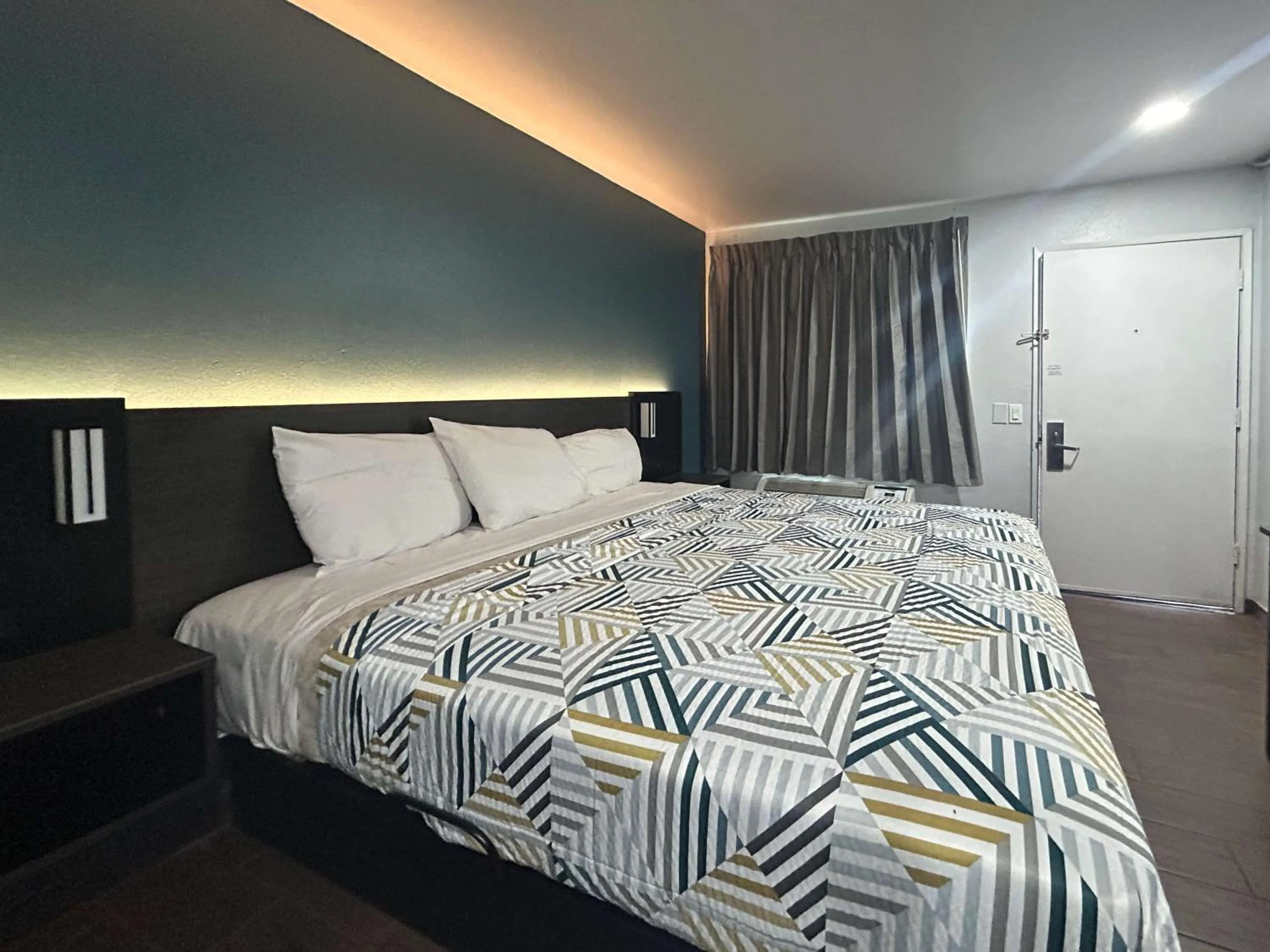 Photo of the whole room, Bed in Studio 6 Hemet, CA