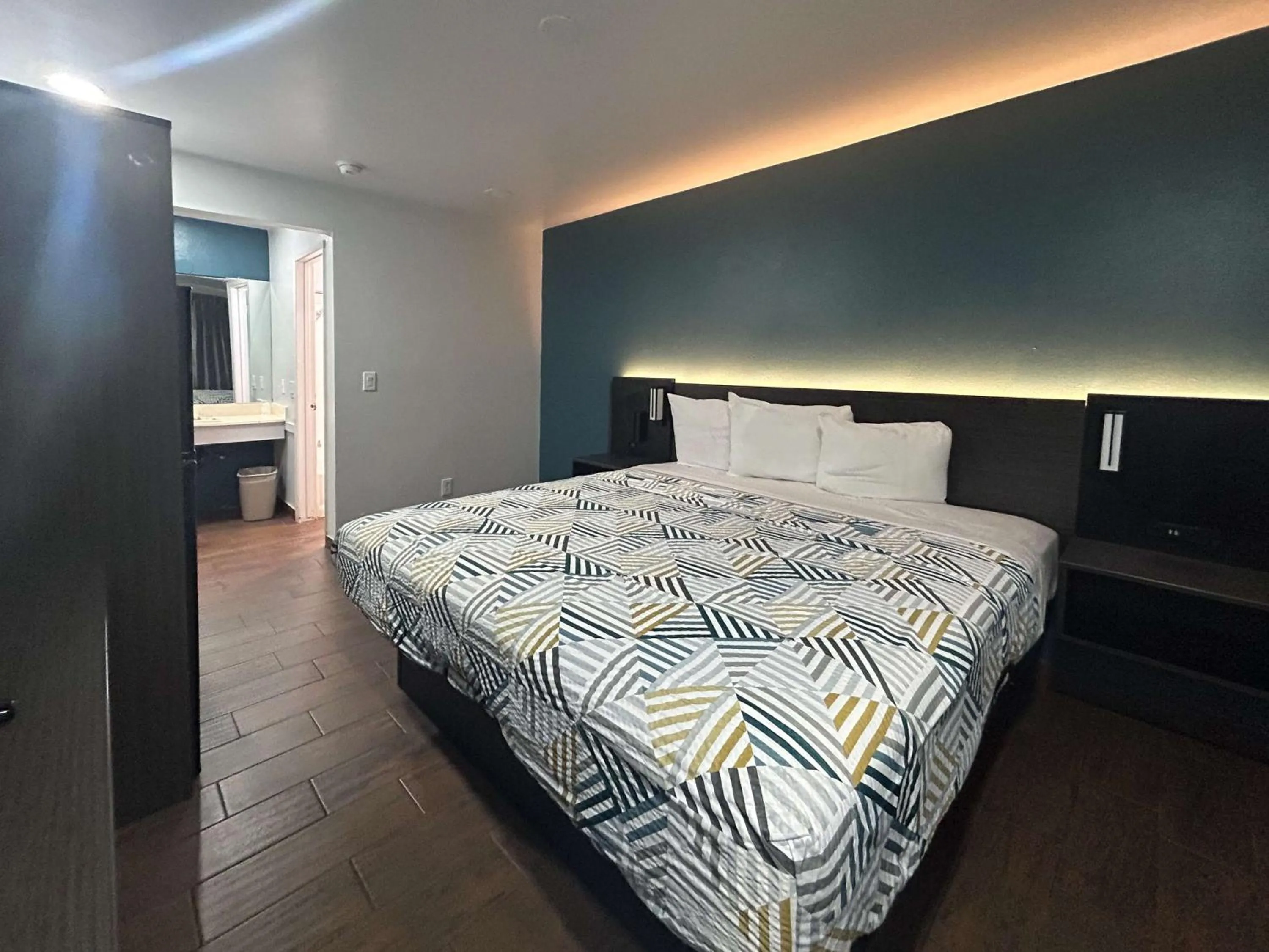 Photo of the whole room, Bed in Studio 6 Hemet, CA