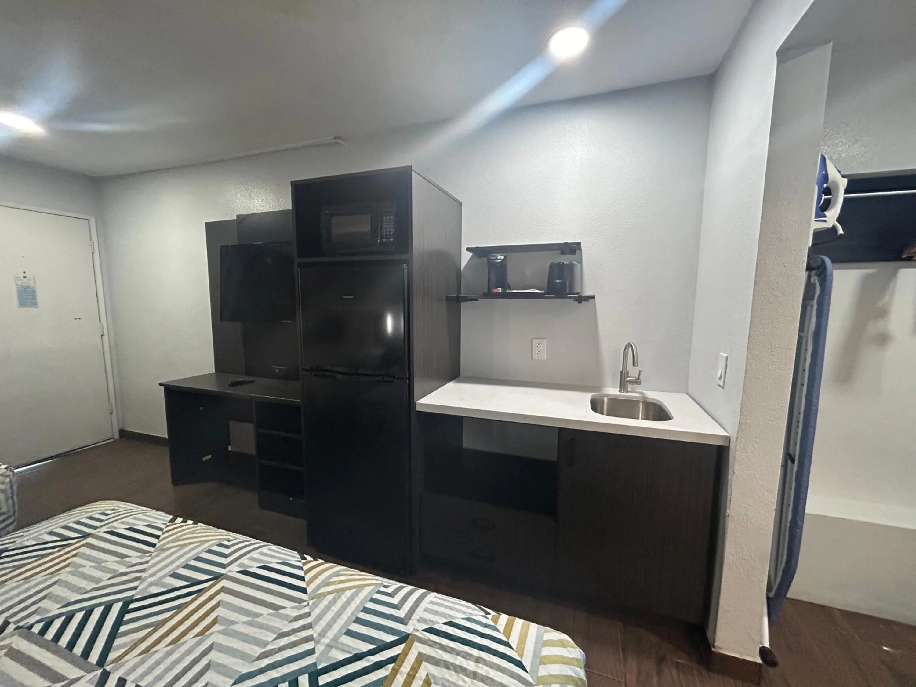 Bedroom, Bed in Studio 6 Hemet, CA