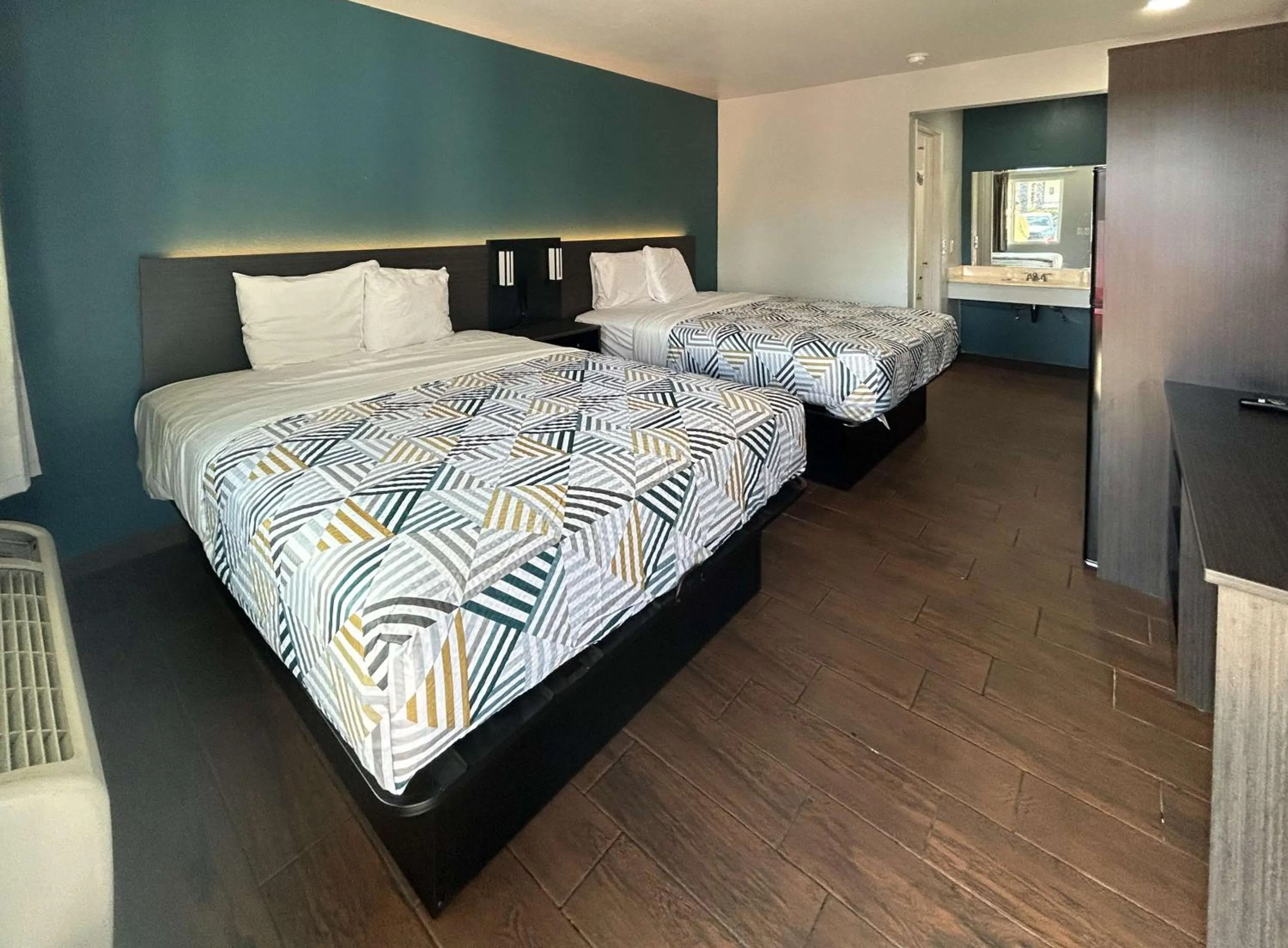 Photo of the whole room, Bed in Studio 6 Hemet, CA