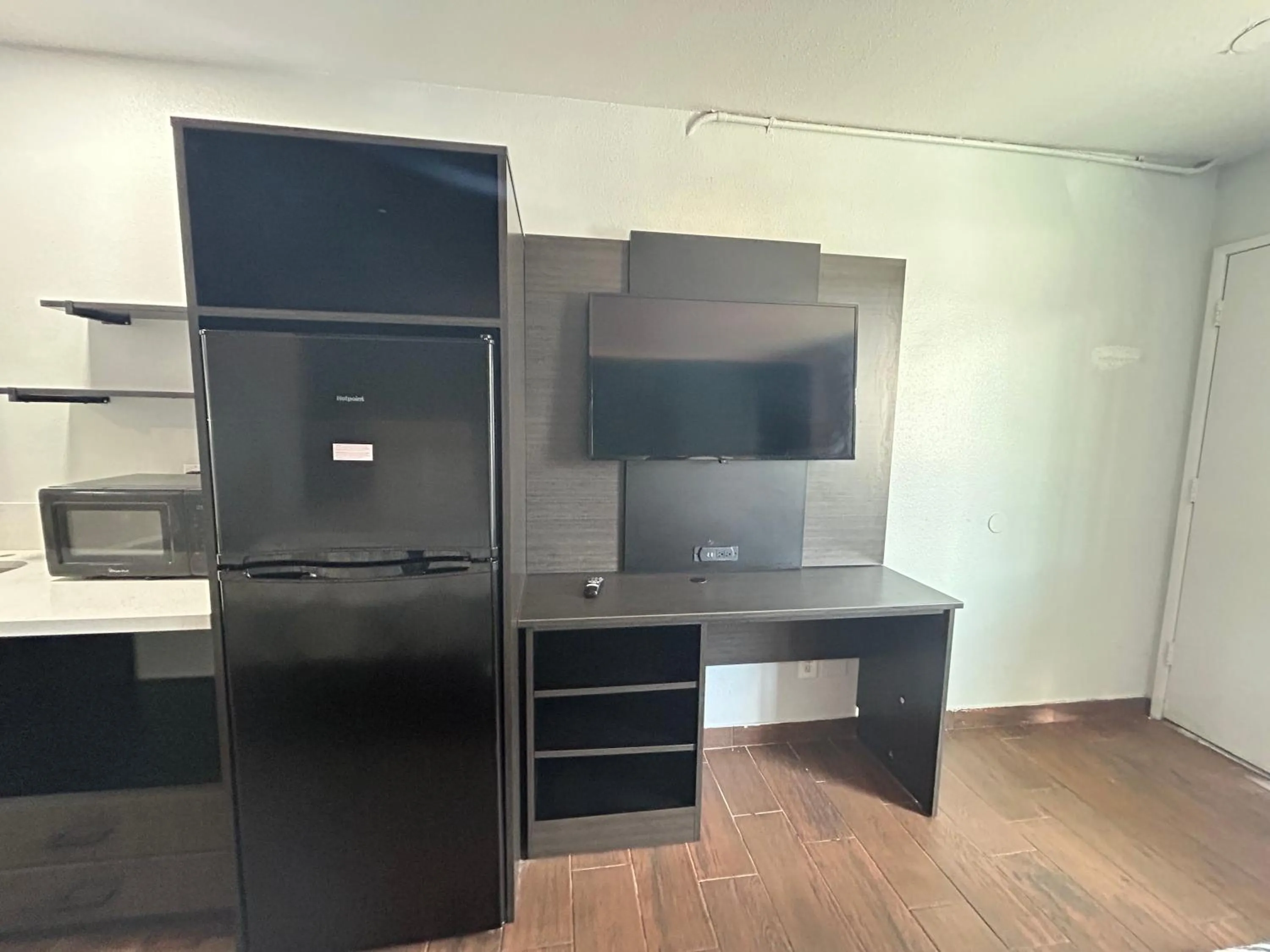 TV and multimedia in Studio 6 Hemet, CA