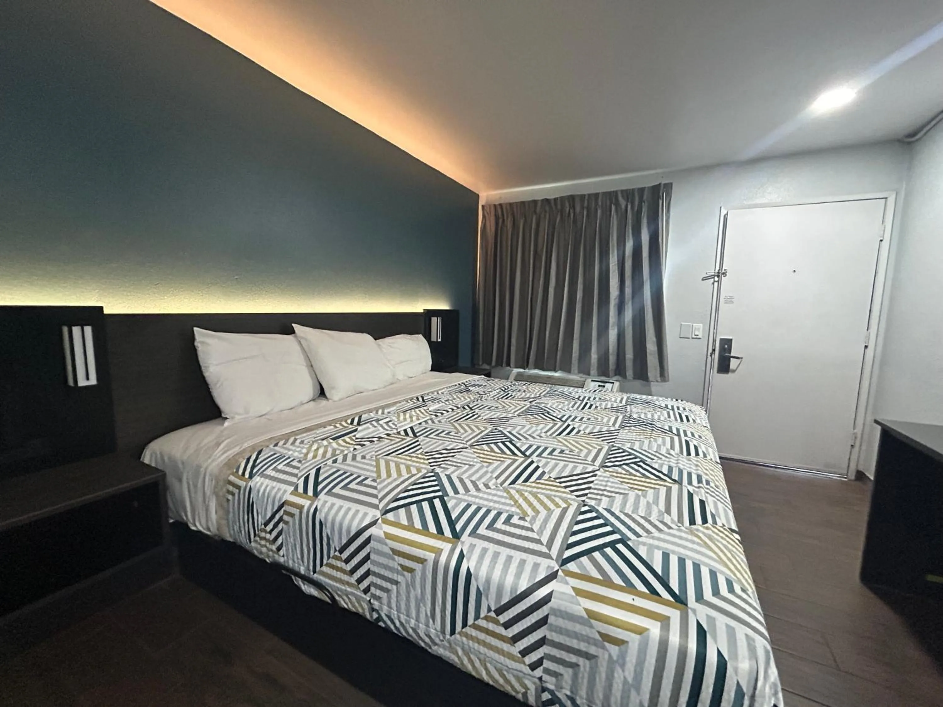 Bedroom, Bed in Studio 6 Hemet, CA