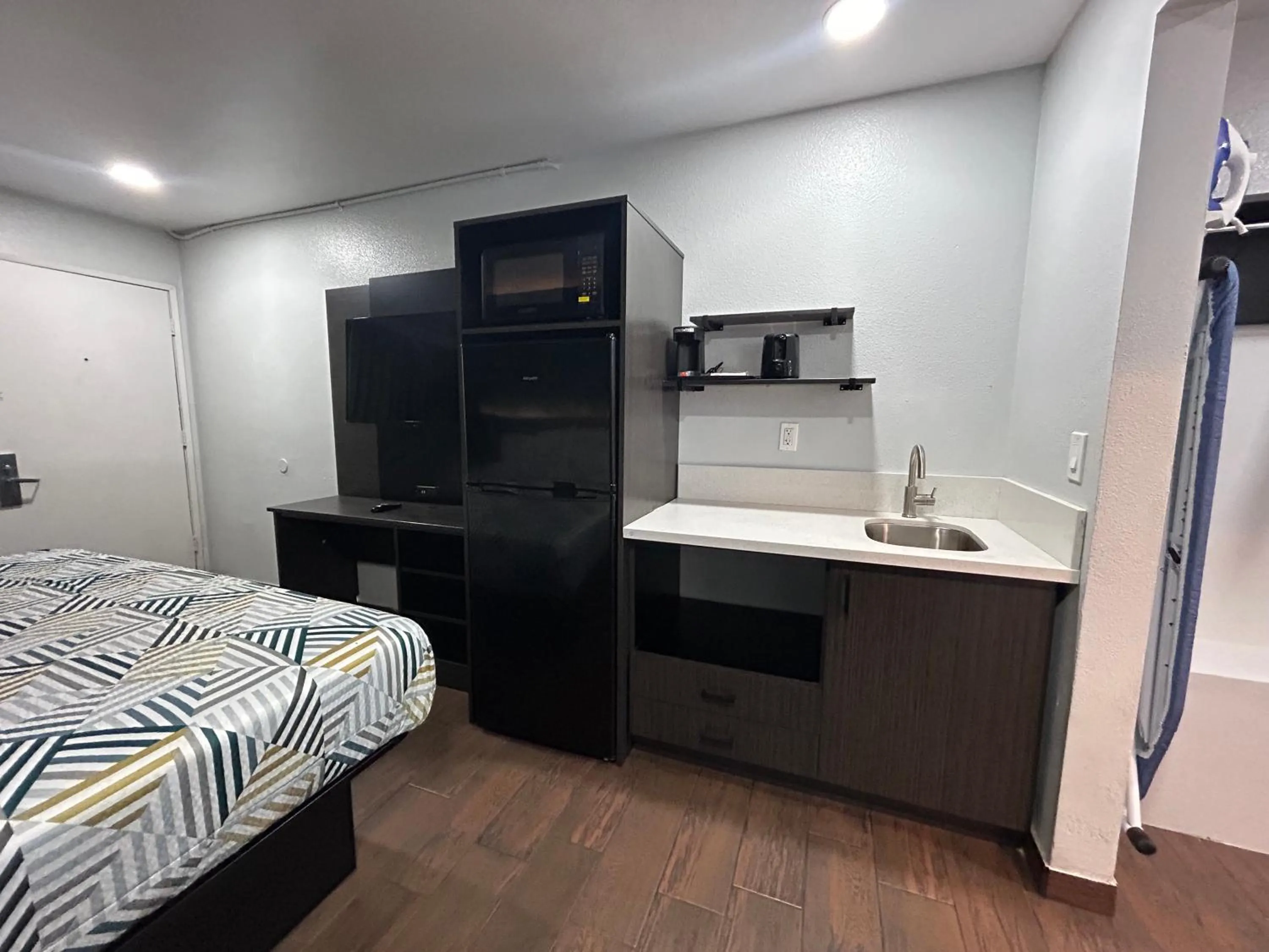 Bed in Studio 6 Hemet, CA