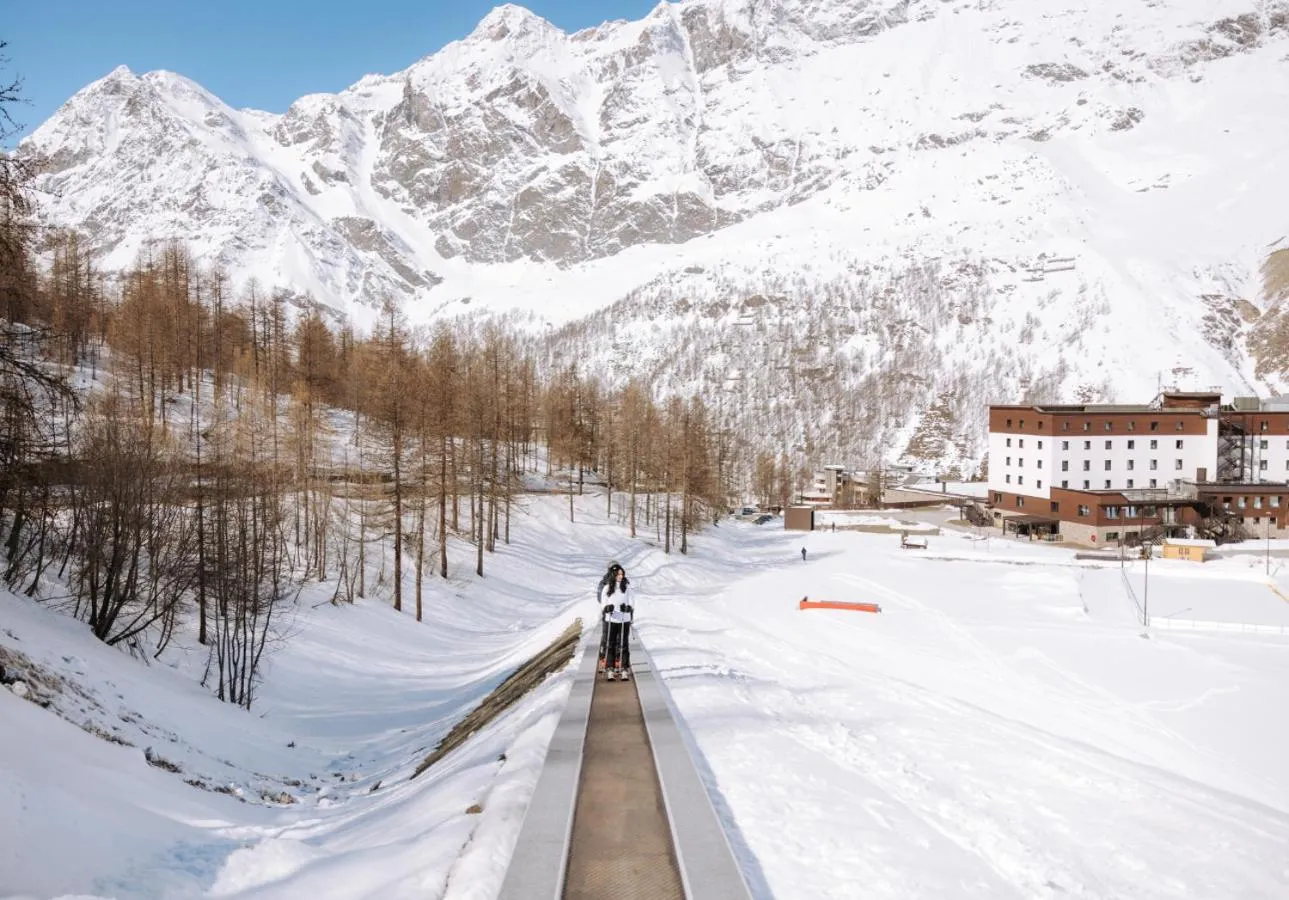 Skiing in Valtur Cervinia Cristallo Ski Resort