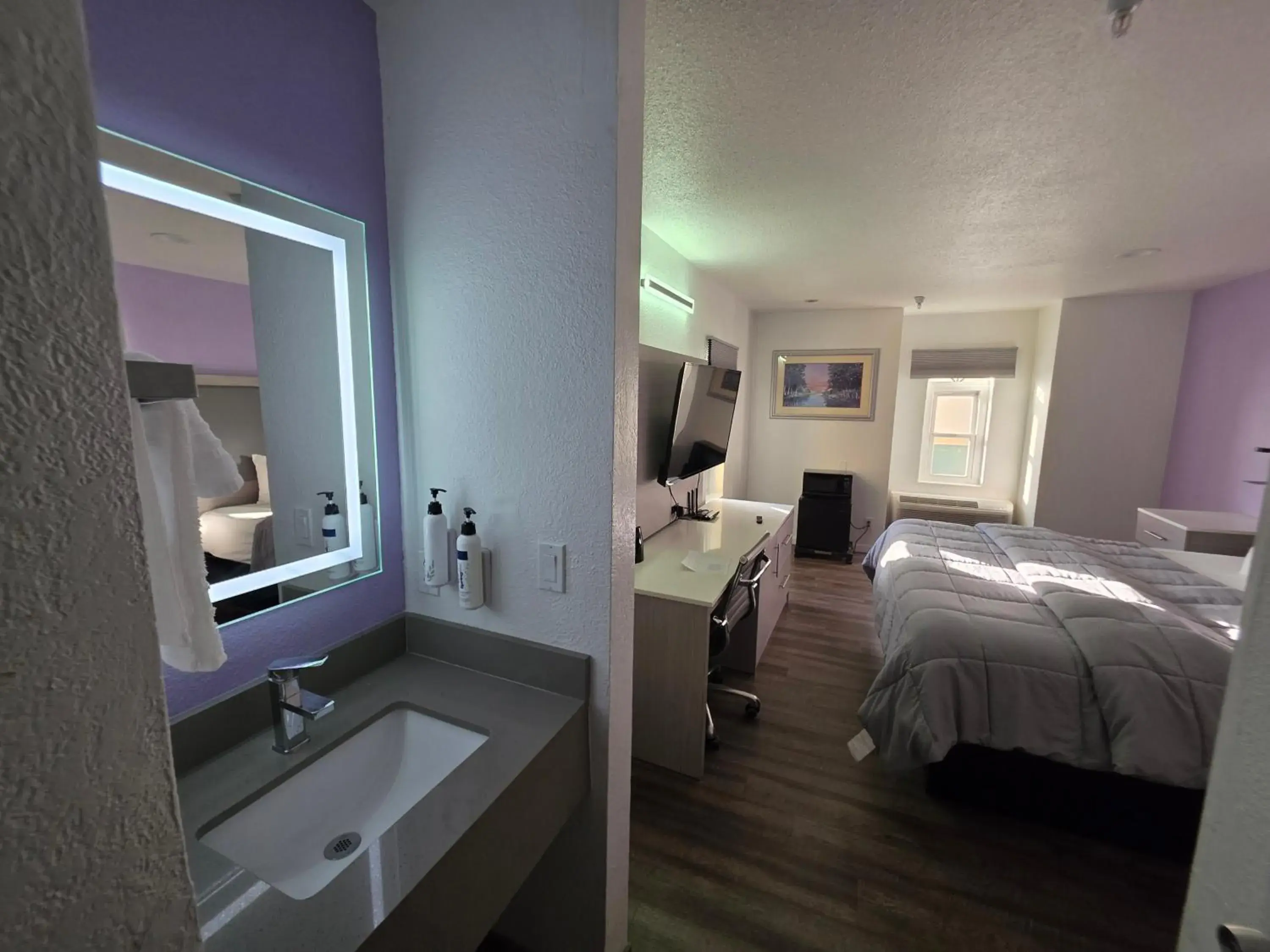 King Suite with Spa Bath in The Aqua Pacific Hotel King Suite with Spa Bath in The Aqua Pacific Hotel