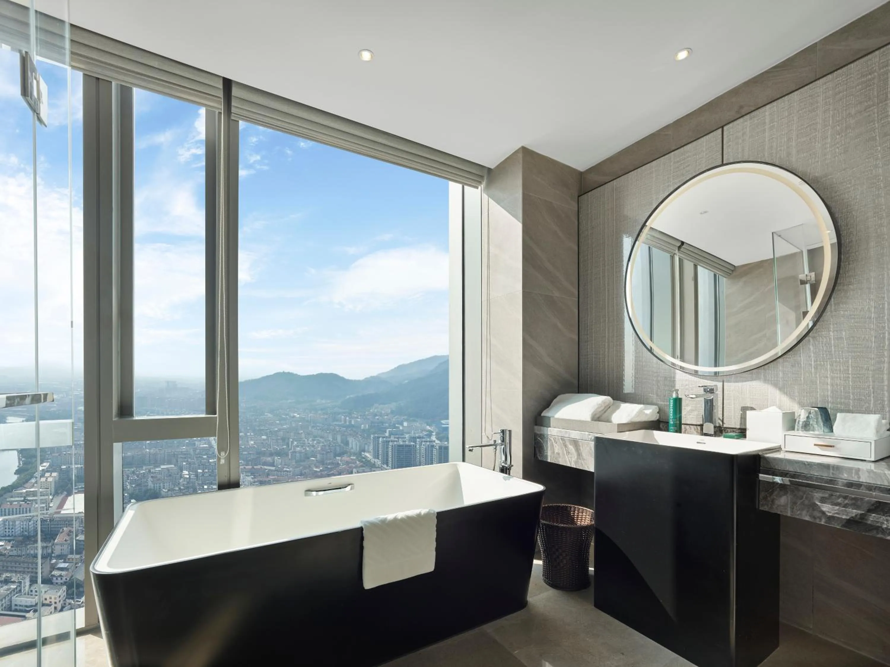 Toilet in Hilton Zhuji