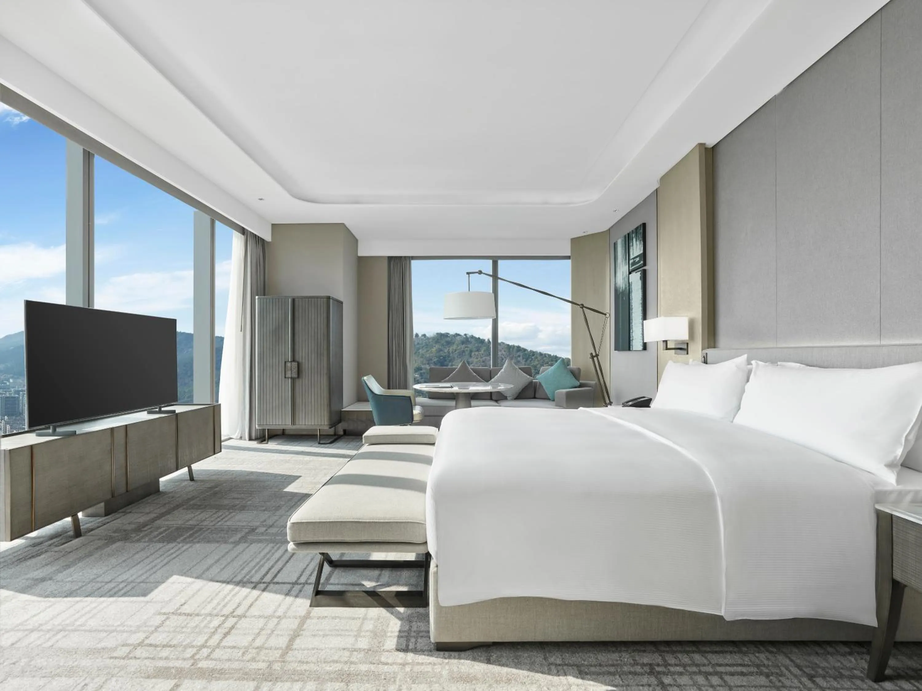 Photo of the whole room, Bed in Hilton Zhuji