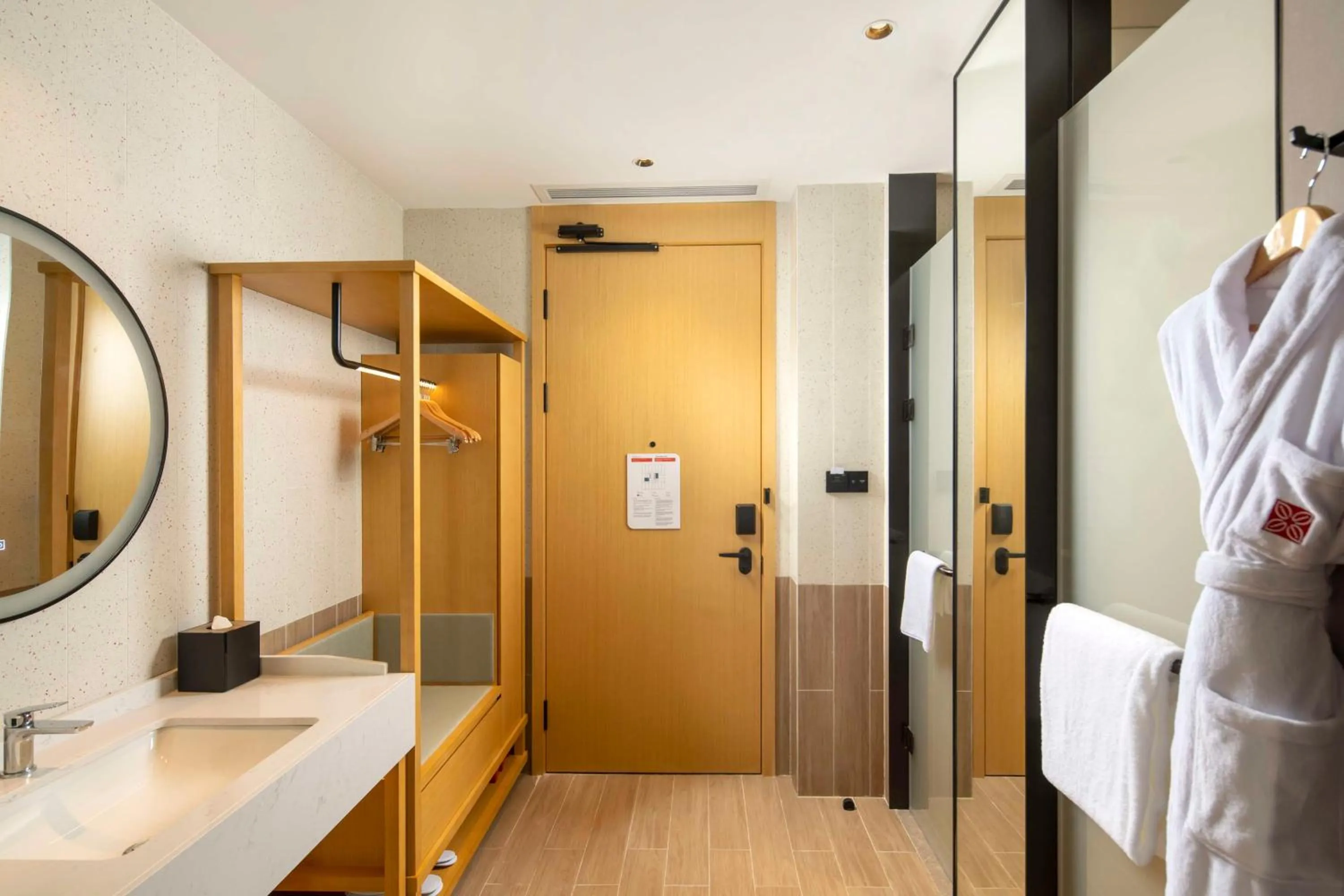 Bathroom, Bed in Hilton Garden Inn Shenzhen Airport