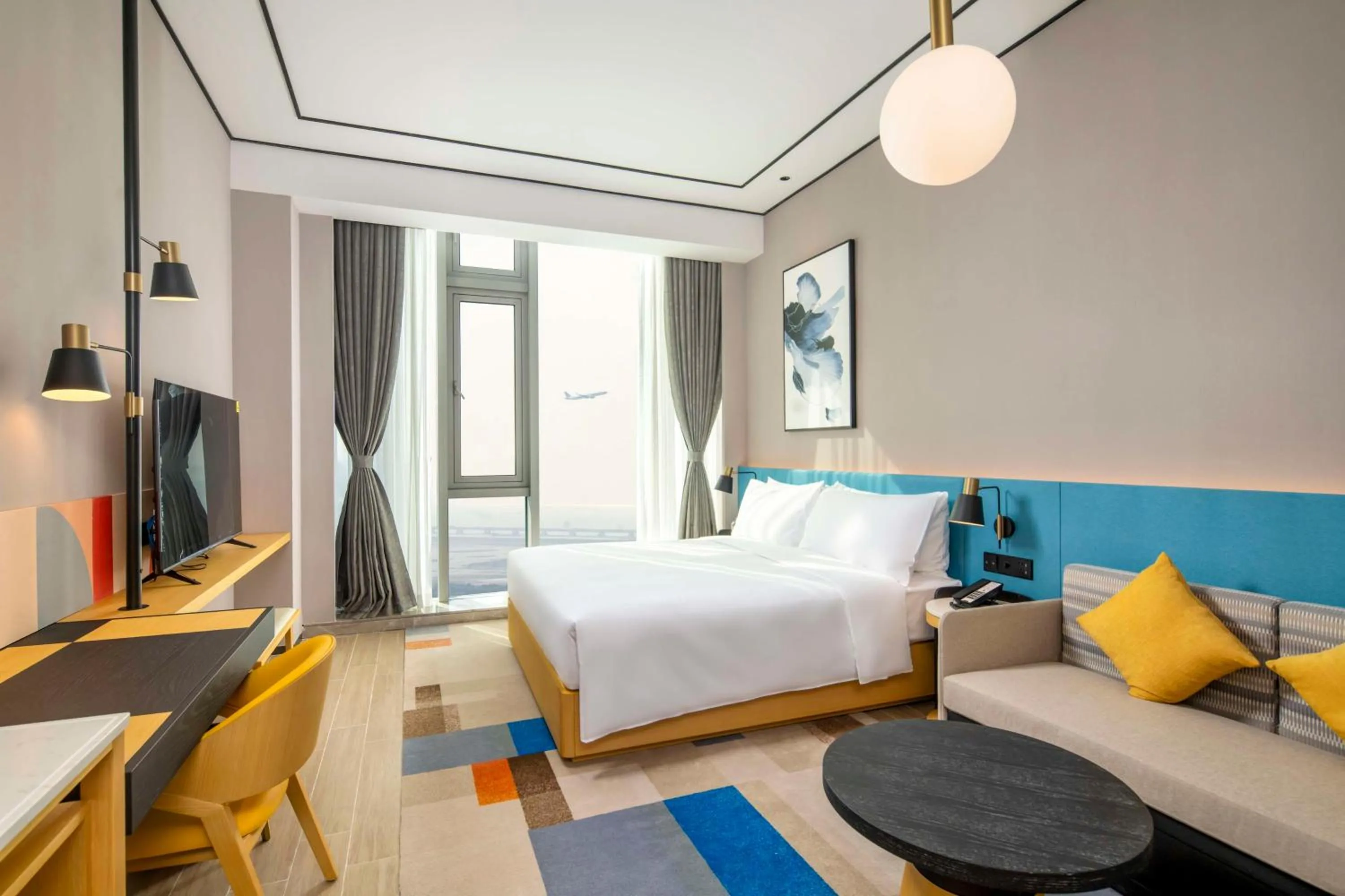 King Room - High Floor in Hilton Garden Inn Shenzhen Airport,Enjoy 24-hour one way free delivery from hotel to Shenzhen Baoan Airport on the hour